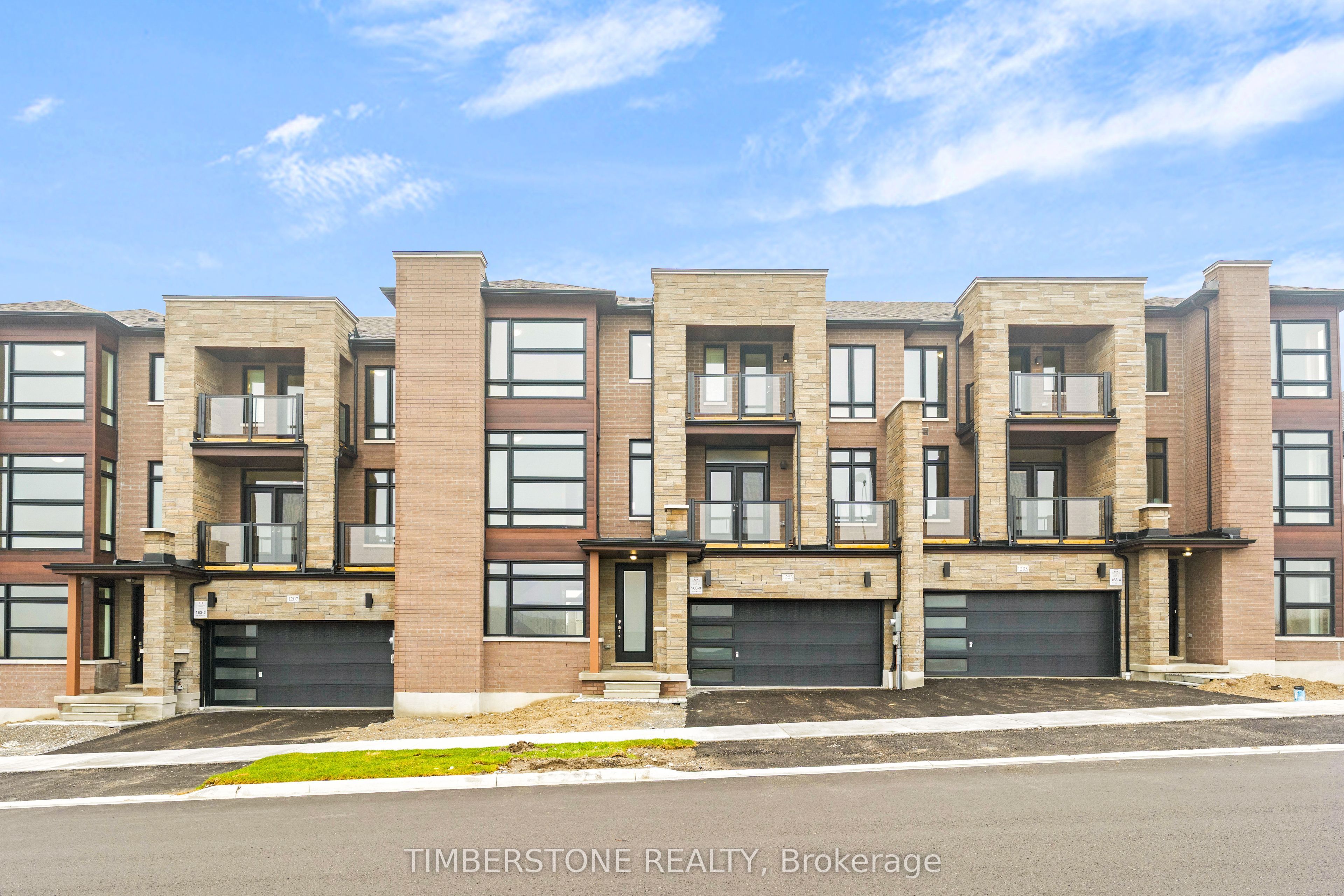1205 Marathon Avenue, Pickering, ON L1X 0L8 photo 2