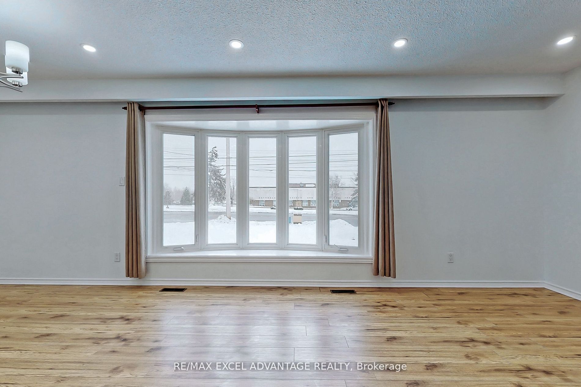274 Harmony Road N Main, Oshawa, ON L1G 6L5 photo 3
