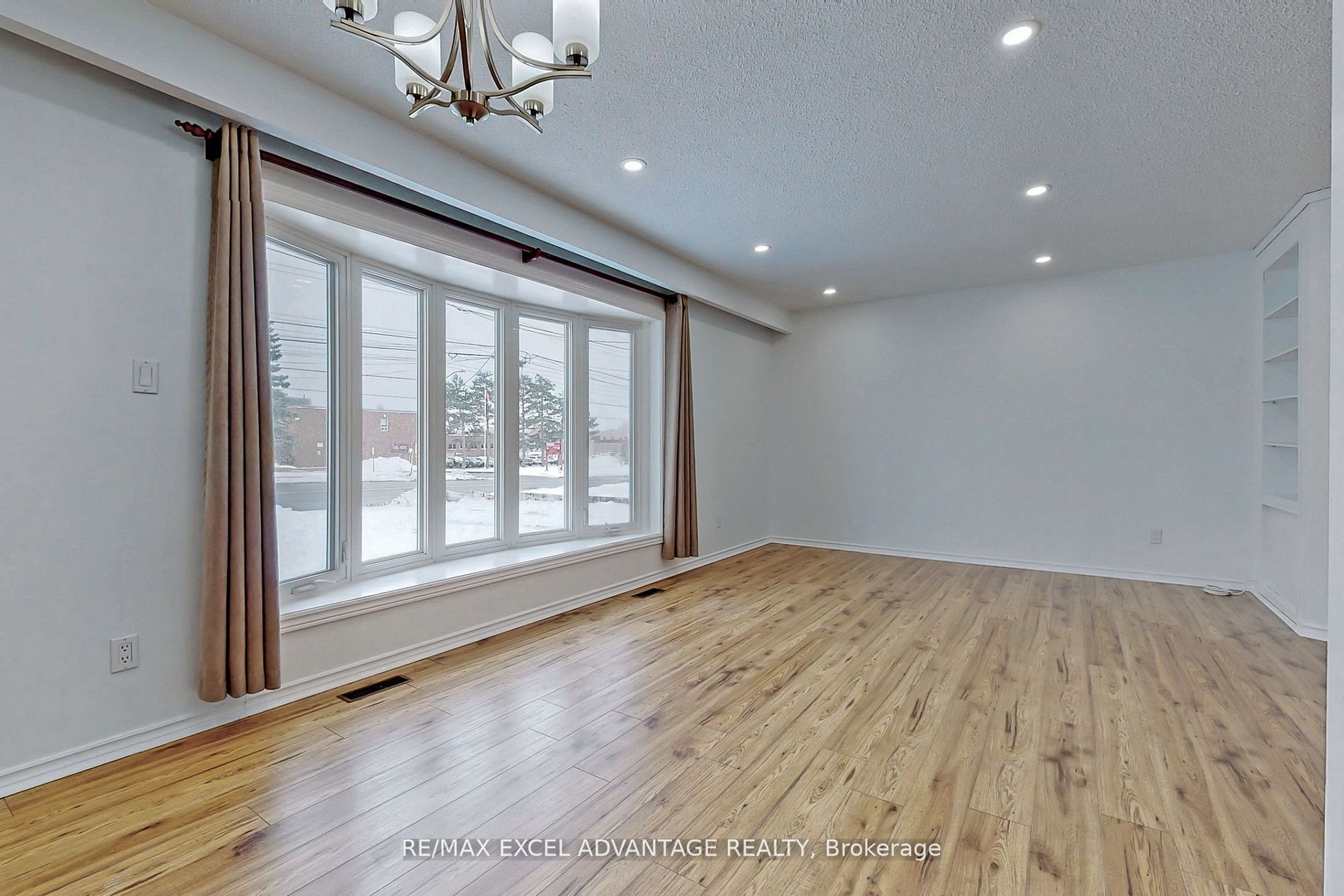 274 Harmony Road N Main, Oshawa, ON L1G 6L5 photo 4