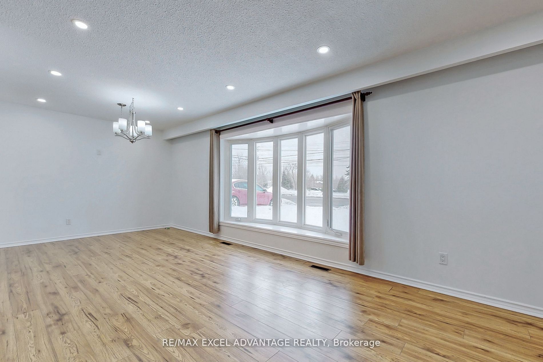 274 Harmony Road N Main, Oshawa, ON L1G 6L5 photo 5
