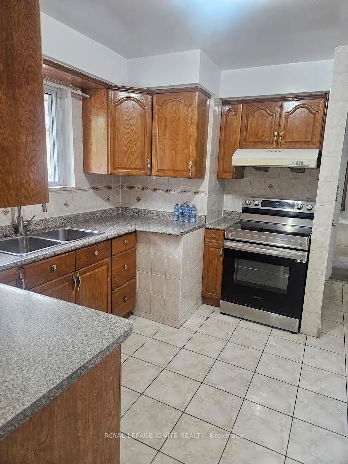 16 Cicerella Crescent Main, Toronto, ON M1K 5B5 photo 2