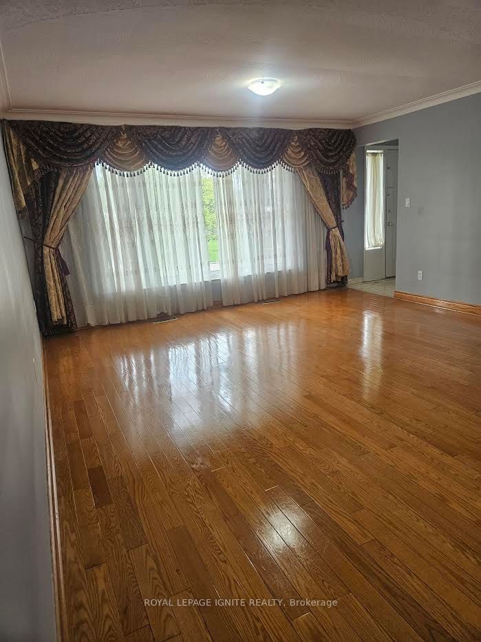 16 Cicerella Crescent Main, Toronto, ON M1K 5B5 photo 3