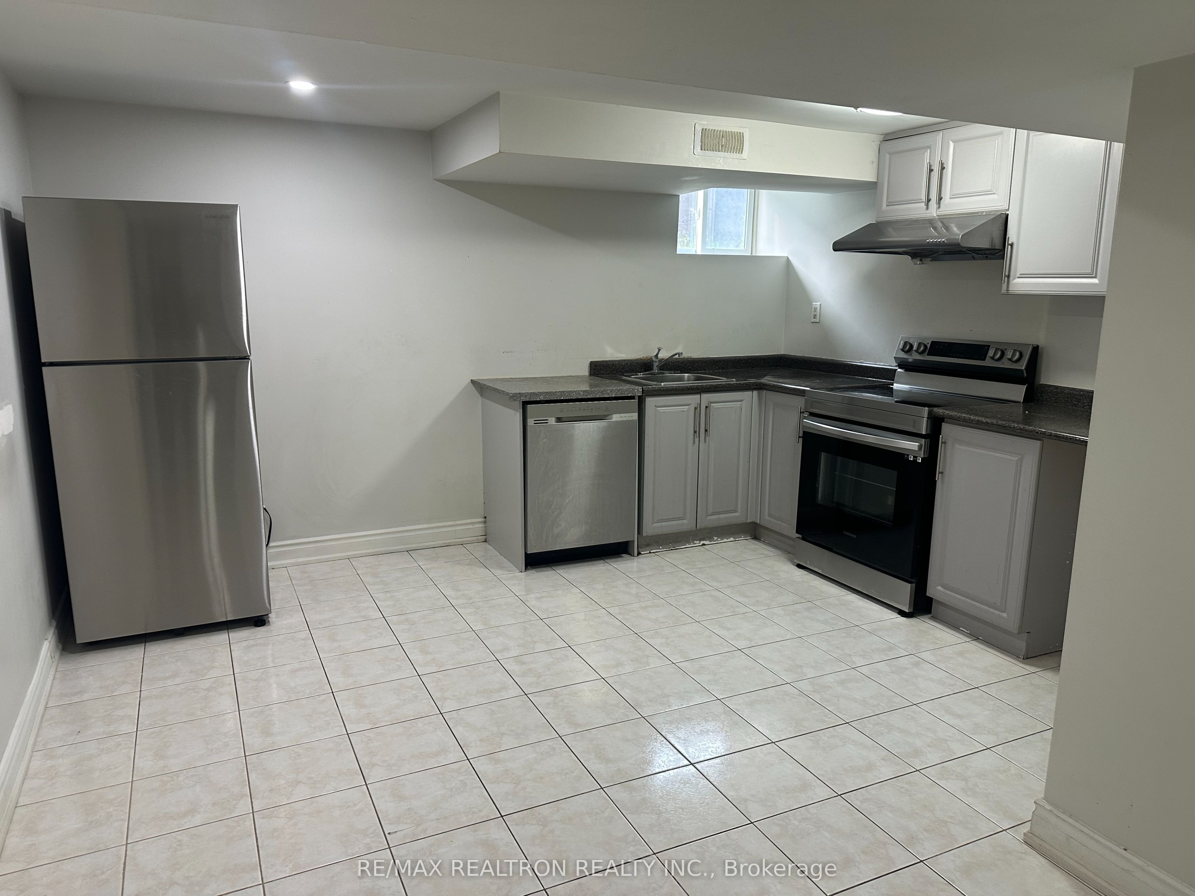 7 Gilroy Drive BSMT, Toronto, ON M1P 1Z8 photo 2