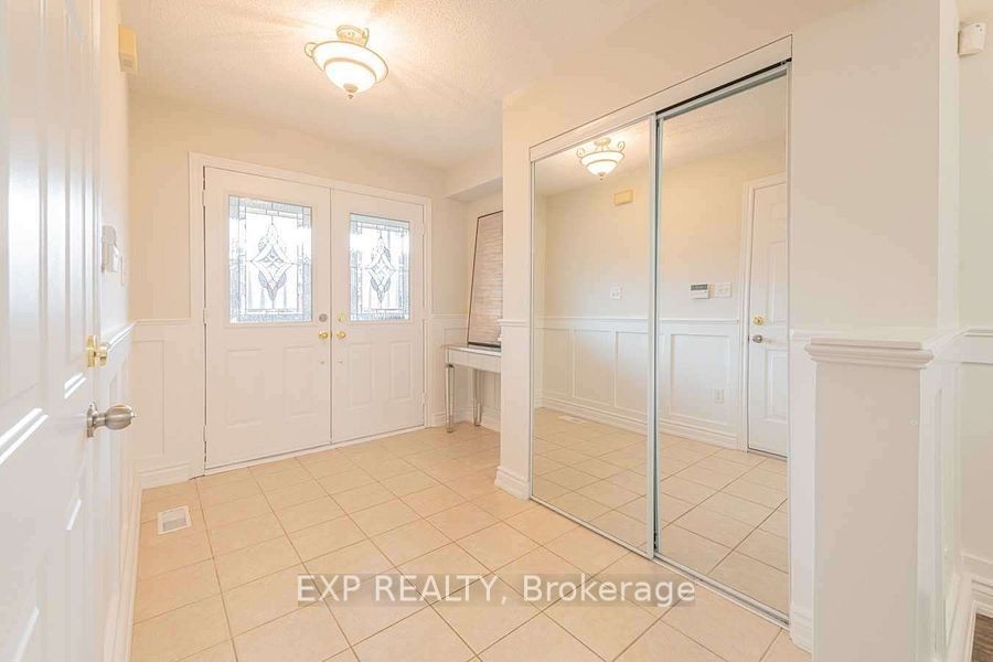 8 Rampart Crescent, Whitby, ON L1P 1T5 photo 2