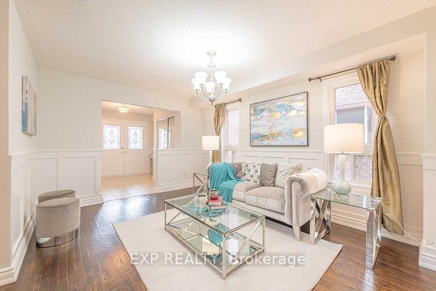 8 Rampart Crescent, Whitby, ON L1P 1T5 photo 4