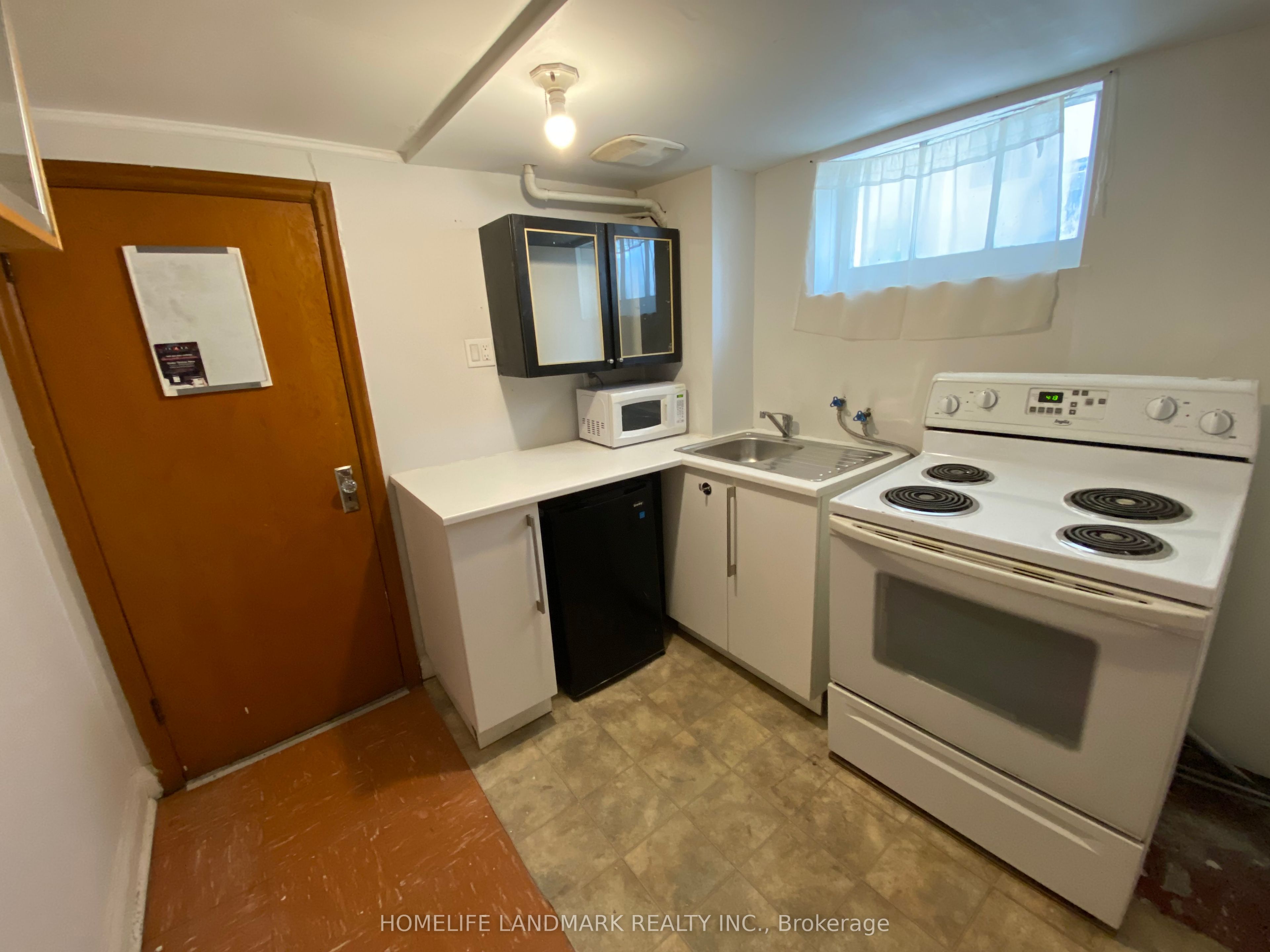 11 Hutton Avenue (BSMT), Toronto, ON M4C 3L2 photo 3