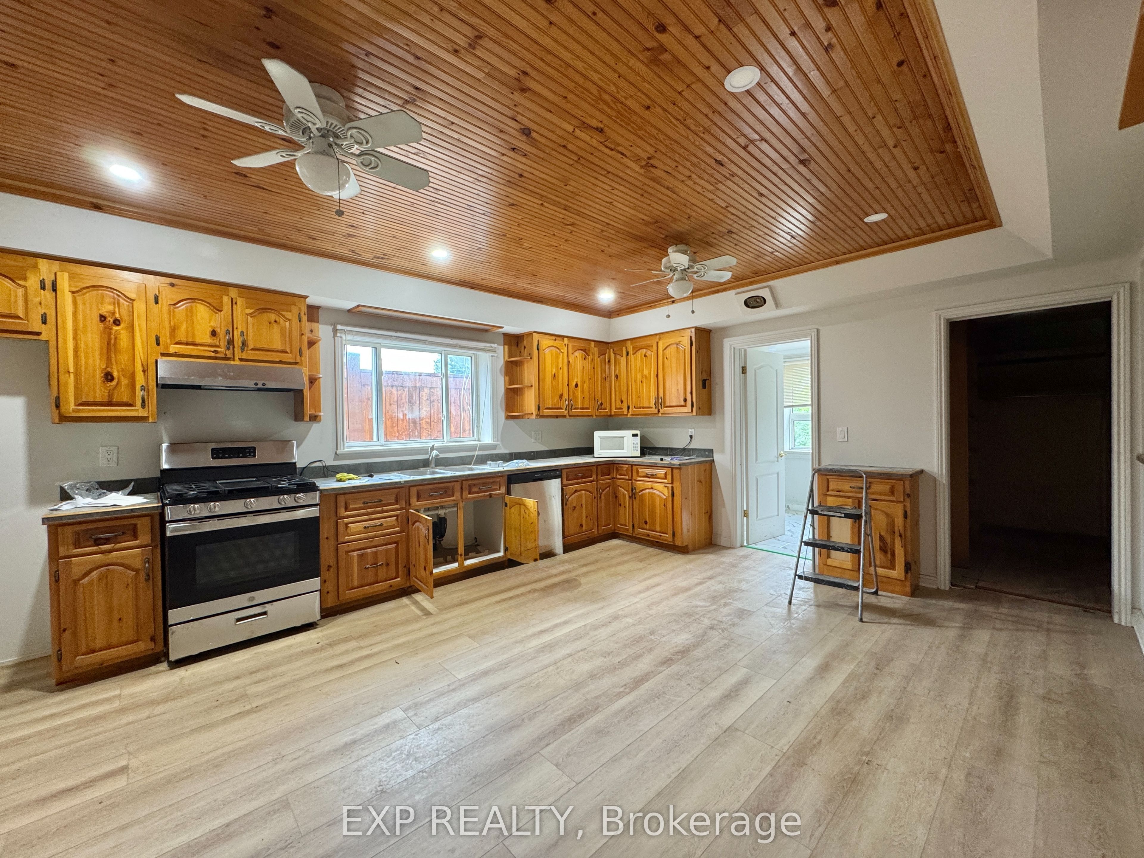112 Baseline Road E A, Clarington, ON L1C 1A2 photo 2