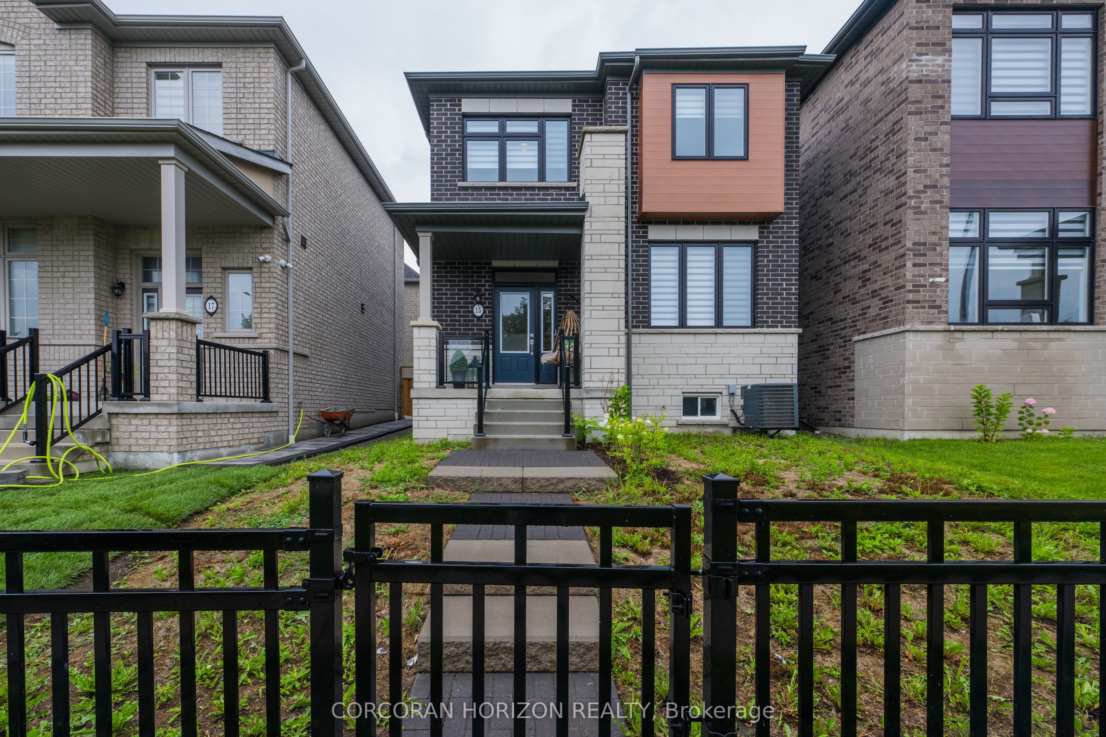 15 Mountainside Crescent, Whitby, ON L1R 0P5 photo 2