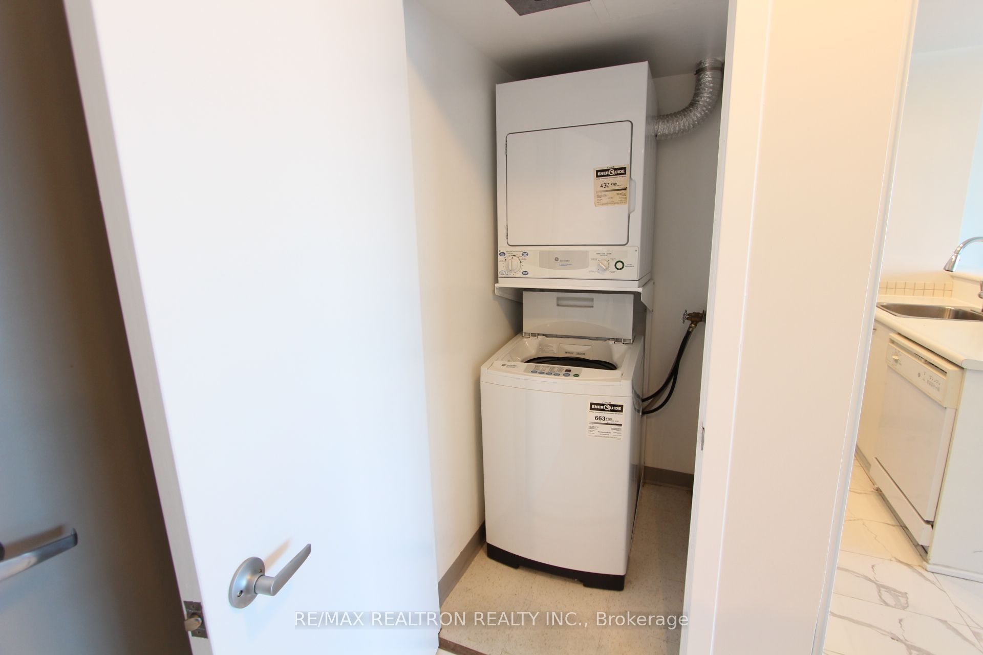 36 Lee Centre Drive 2906, Toronto, ON M1H 3K2 photo 3