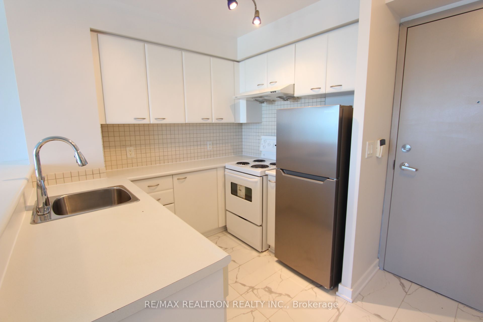 36 Lee Centre Drive 2906, Toronto, ON M1H 3K2 photo 4