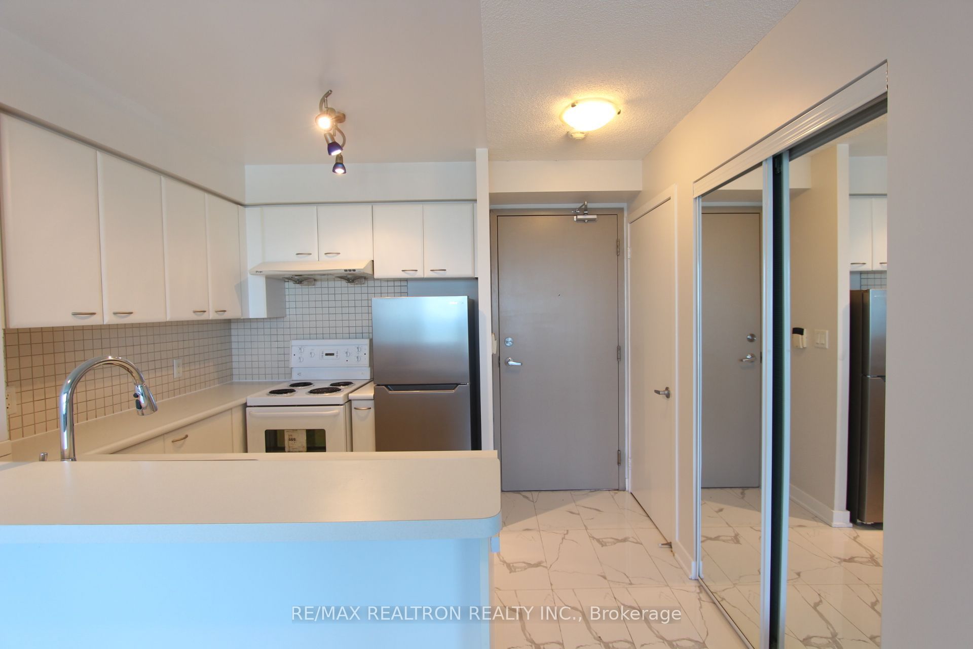 36 Lee Centre Drive 2906, Toronto, ON M1H 3K2 photo 2