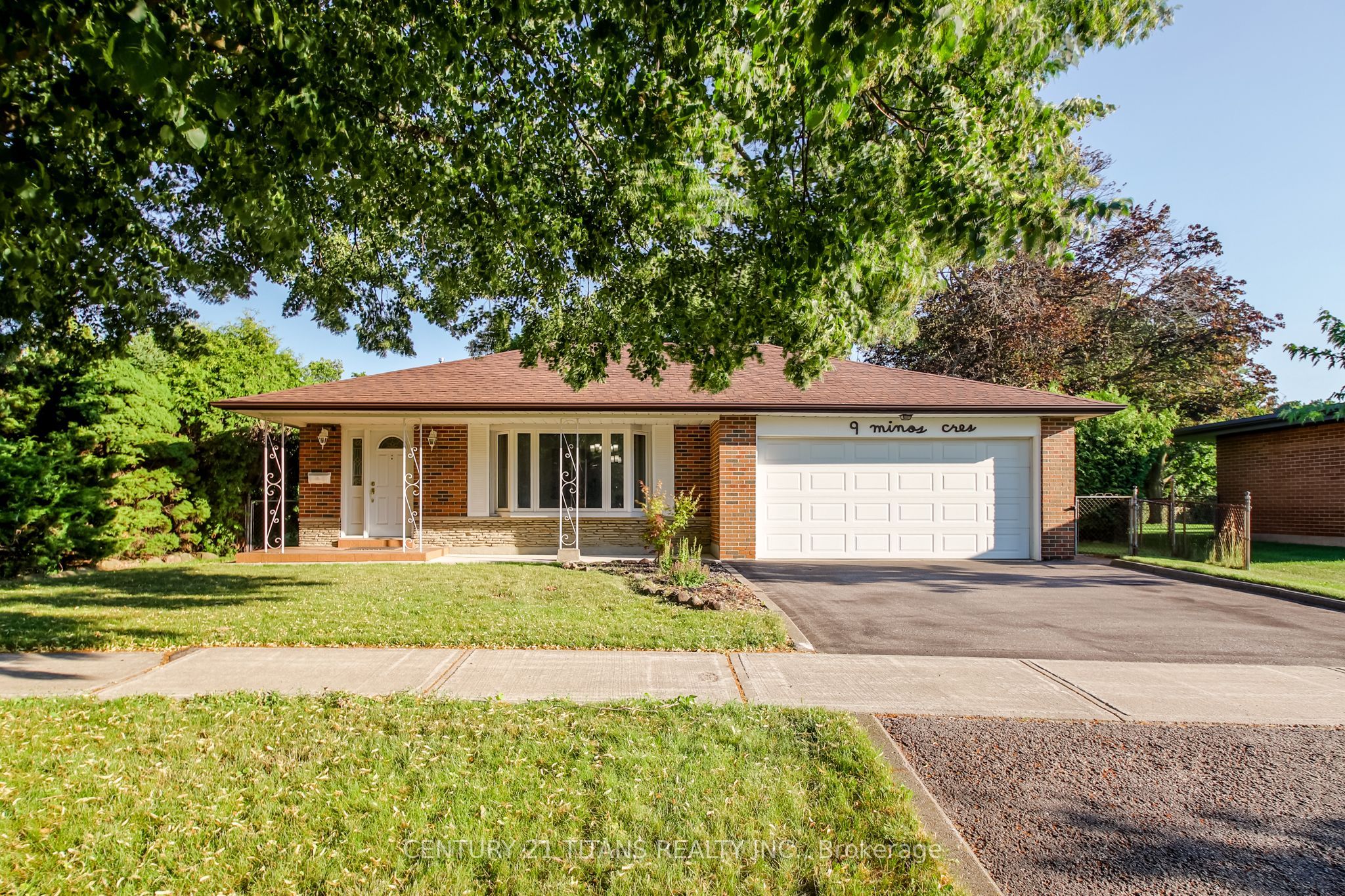 9 Minos Crescent, Toronto, ON M1G 3P8