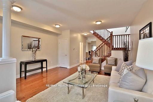 1339 Woodbine Avenue Upper, Toronto, ON M4C 4G3 photo 2