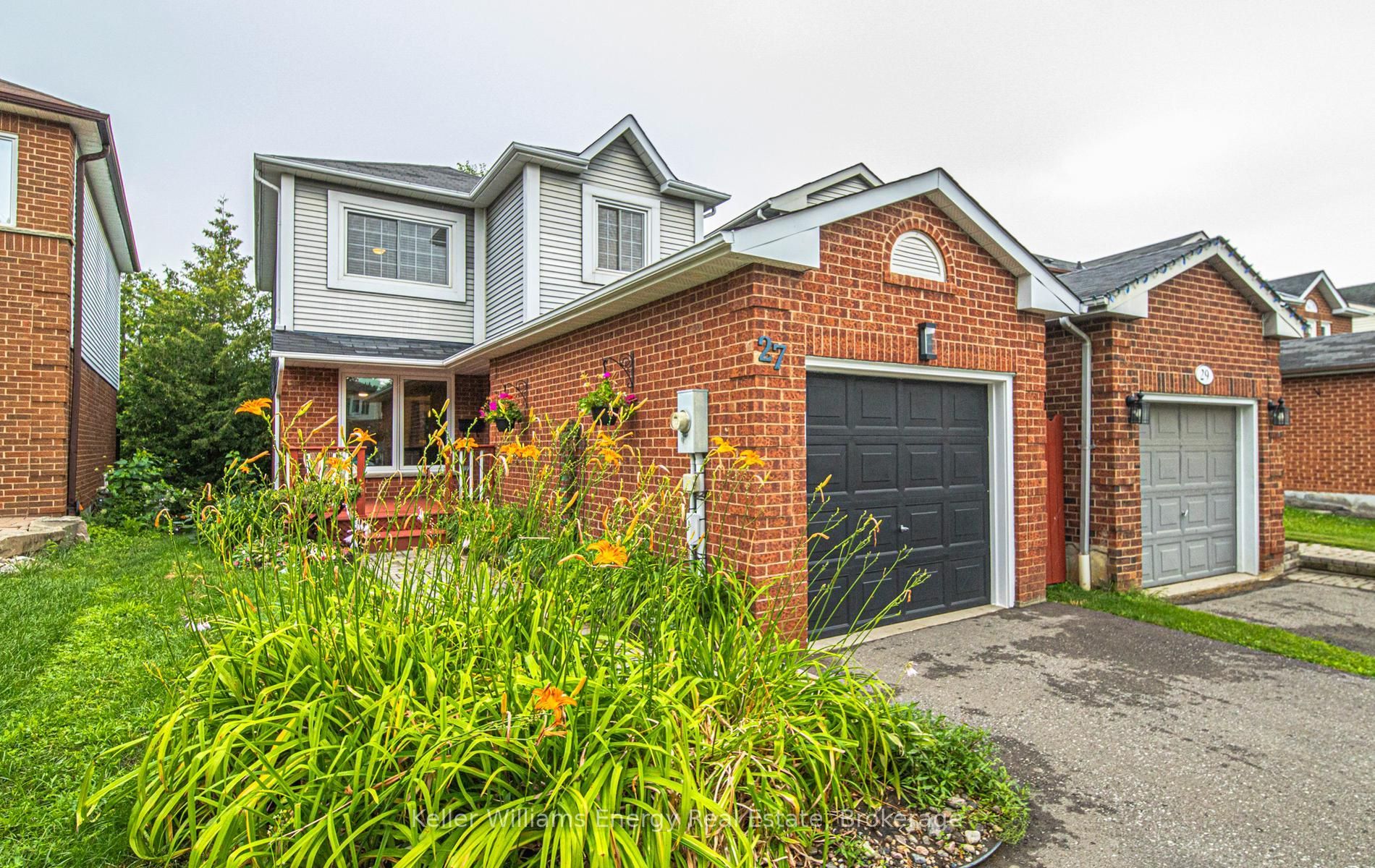 27 Teddington Crescent, Whitby, ON L1R 1S5 photo 2