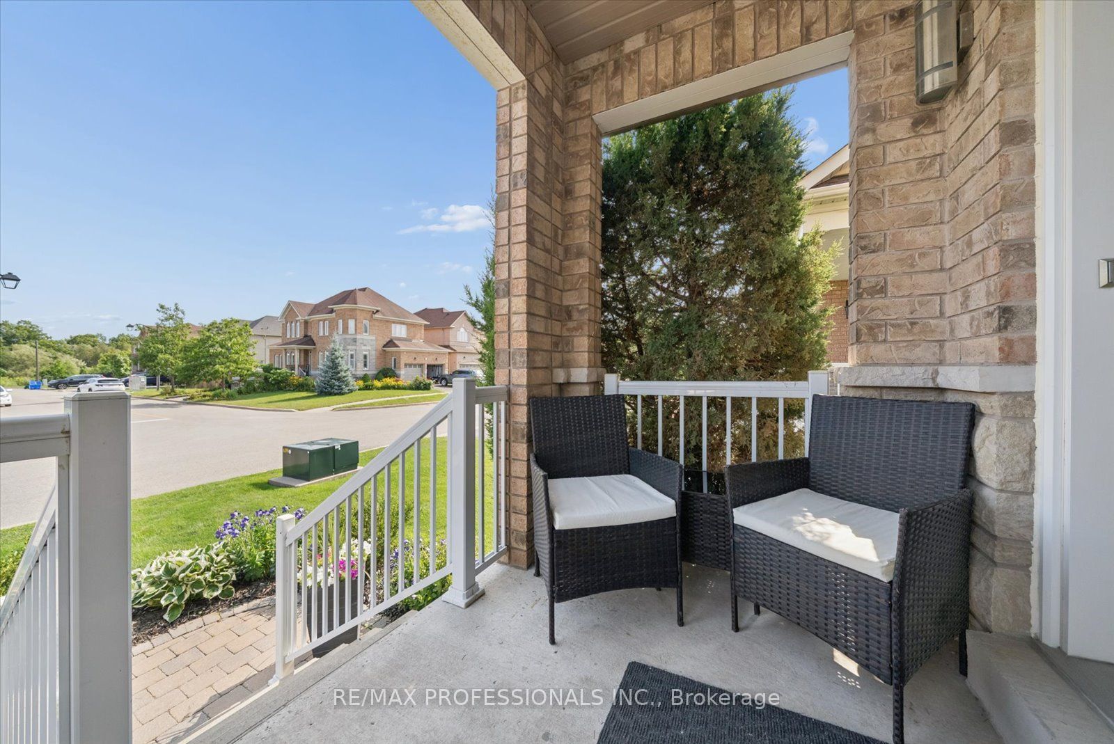 28 Roma Drive, Whitby, ON L1P 0B4 photo 2