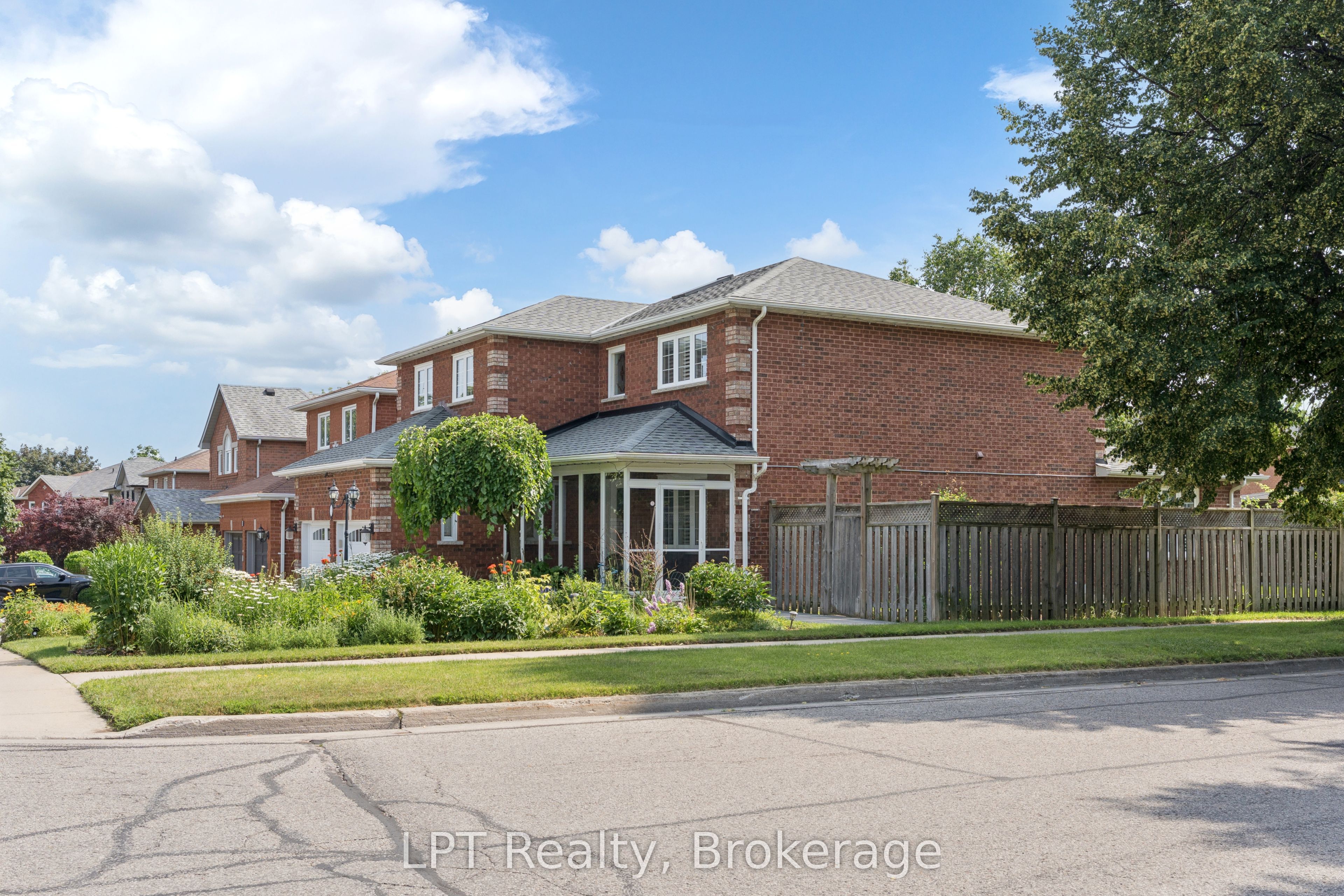 1 Mayfield Crescent, Whitby, ON L1N 8P3 photo 4