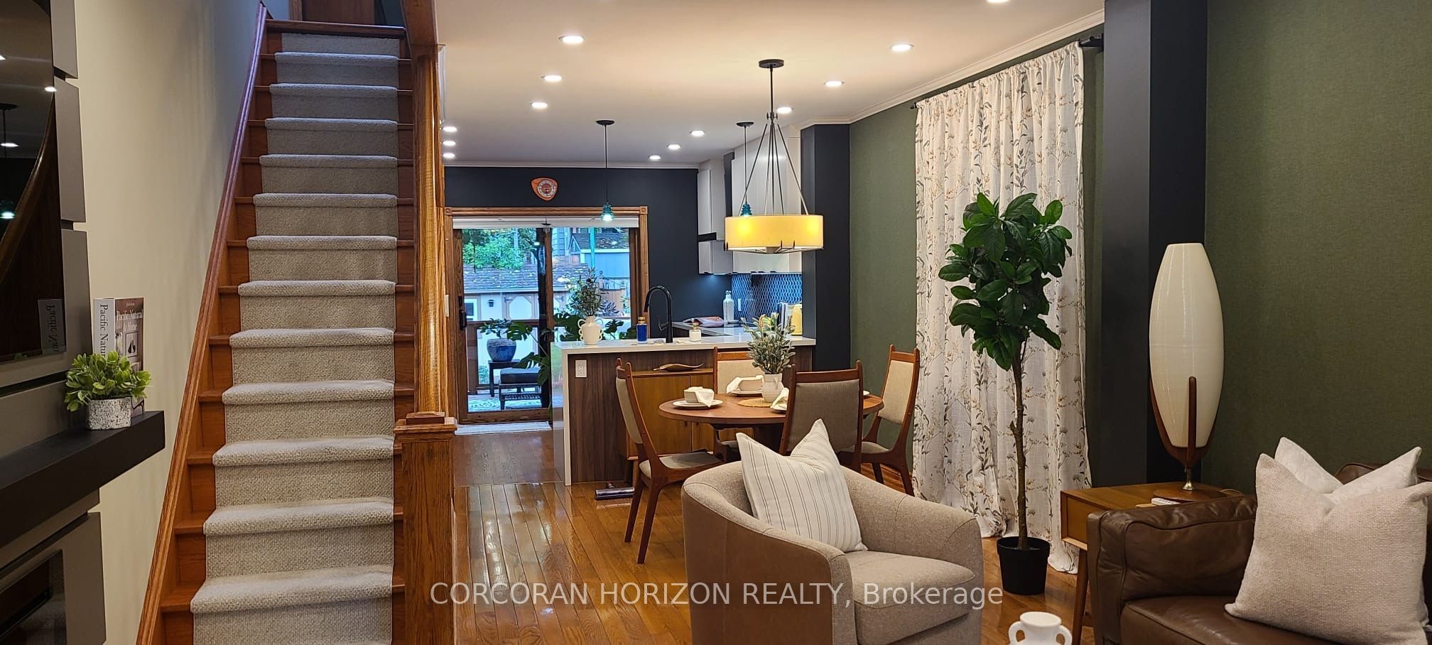 402 Rhodes Avenue, Toronto, ON M4L 3A5 photo 2