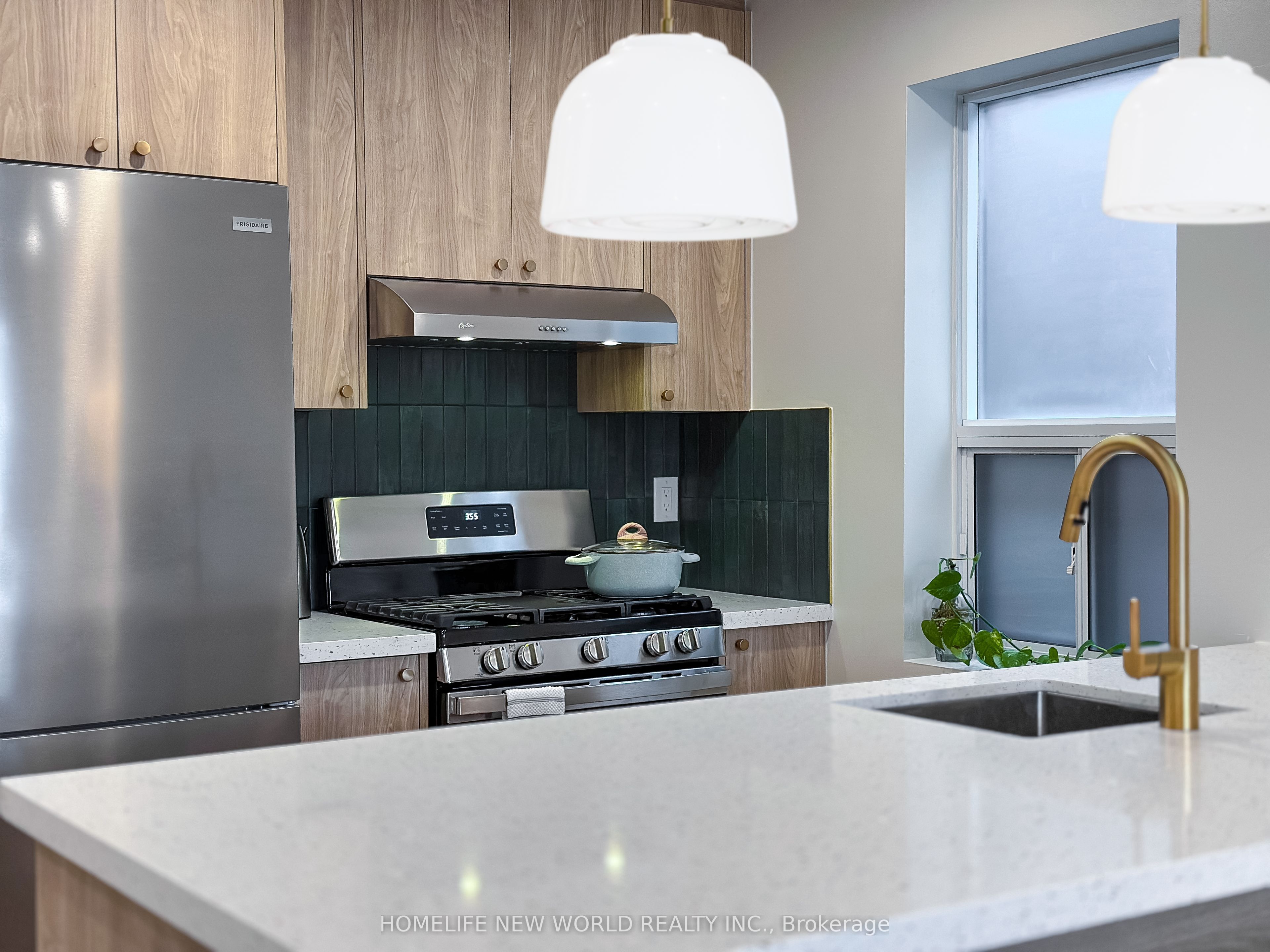 27 Marigold Avenue Upper, Toronto, ON M4M 3B1 photo 2