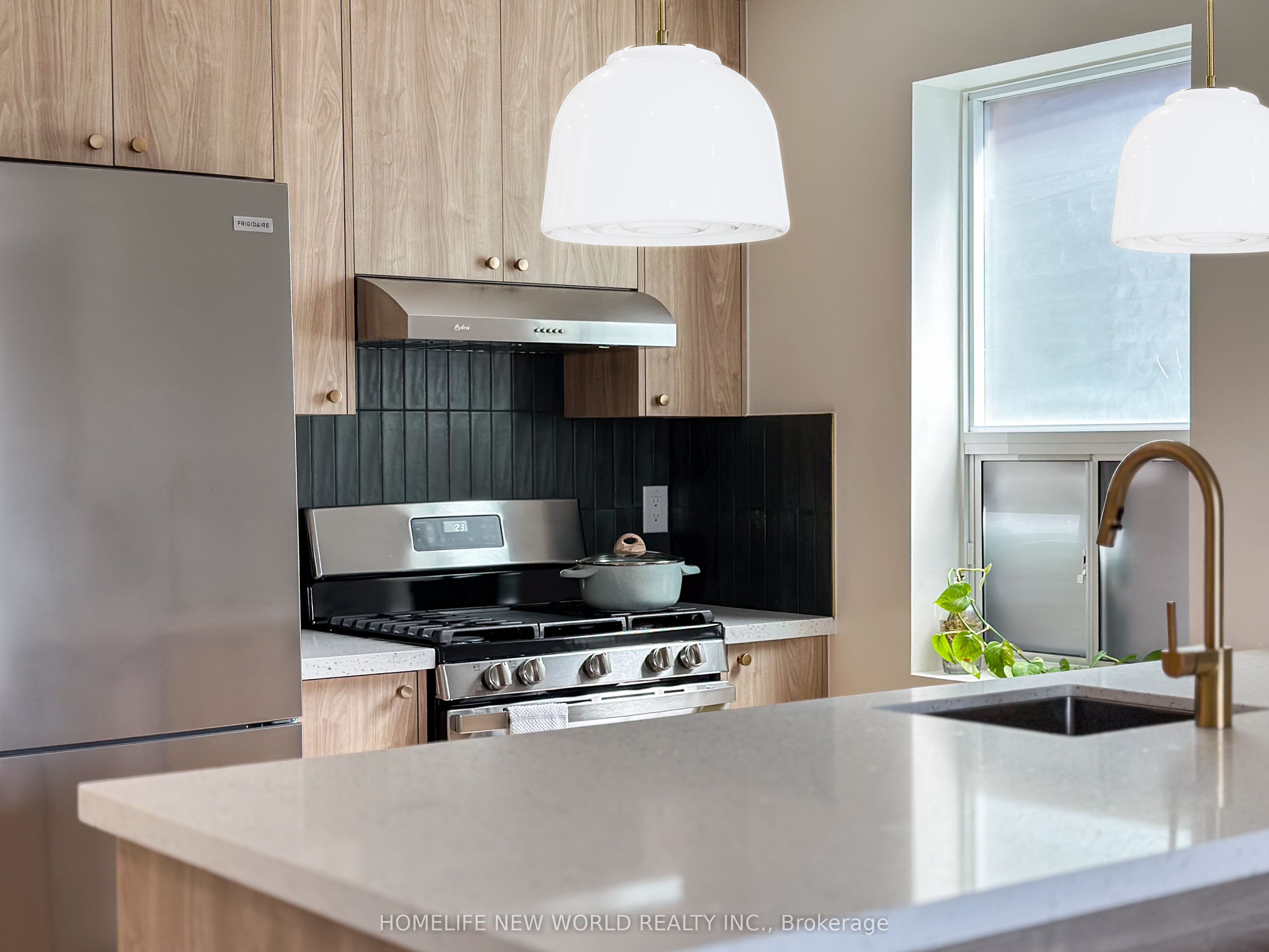 27 Marigold Avenue Upper, Toronto, ON M4M 3B1 photo 3