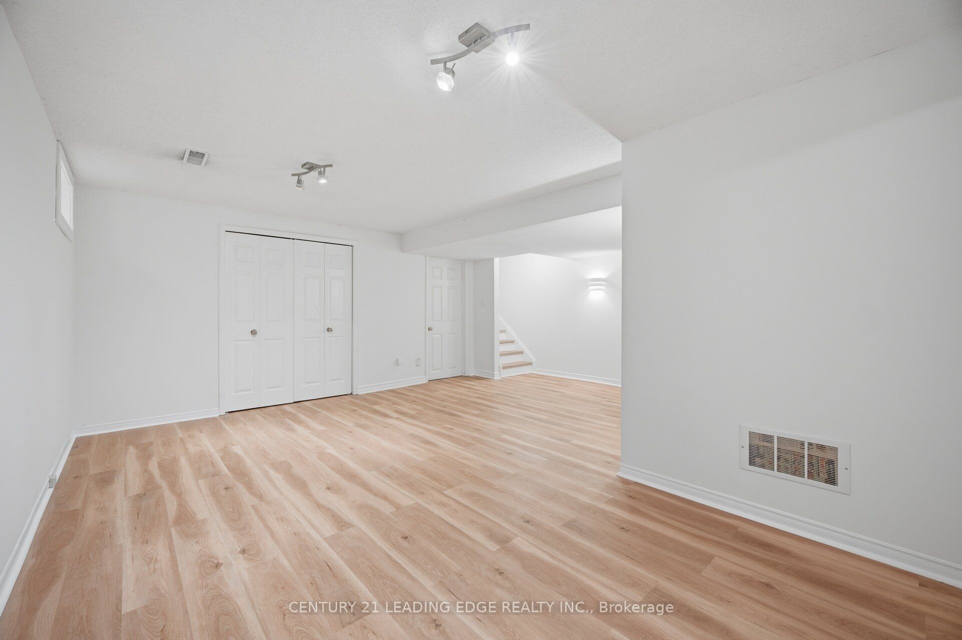 923 Redbird Crescent, Pickering, ON L1V 5K8 photo 4