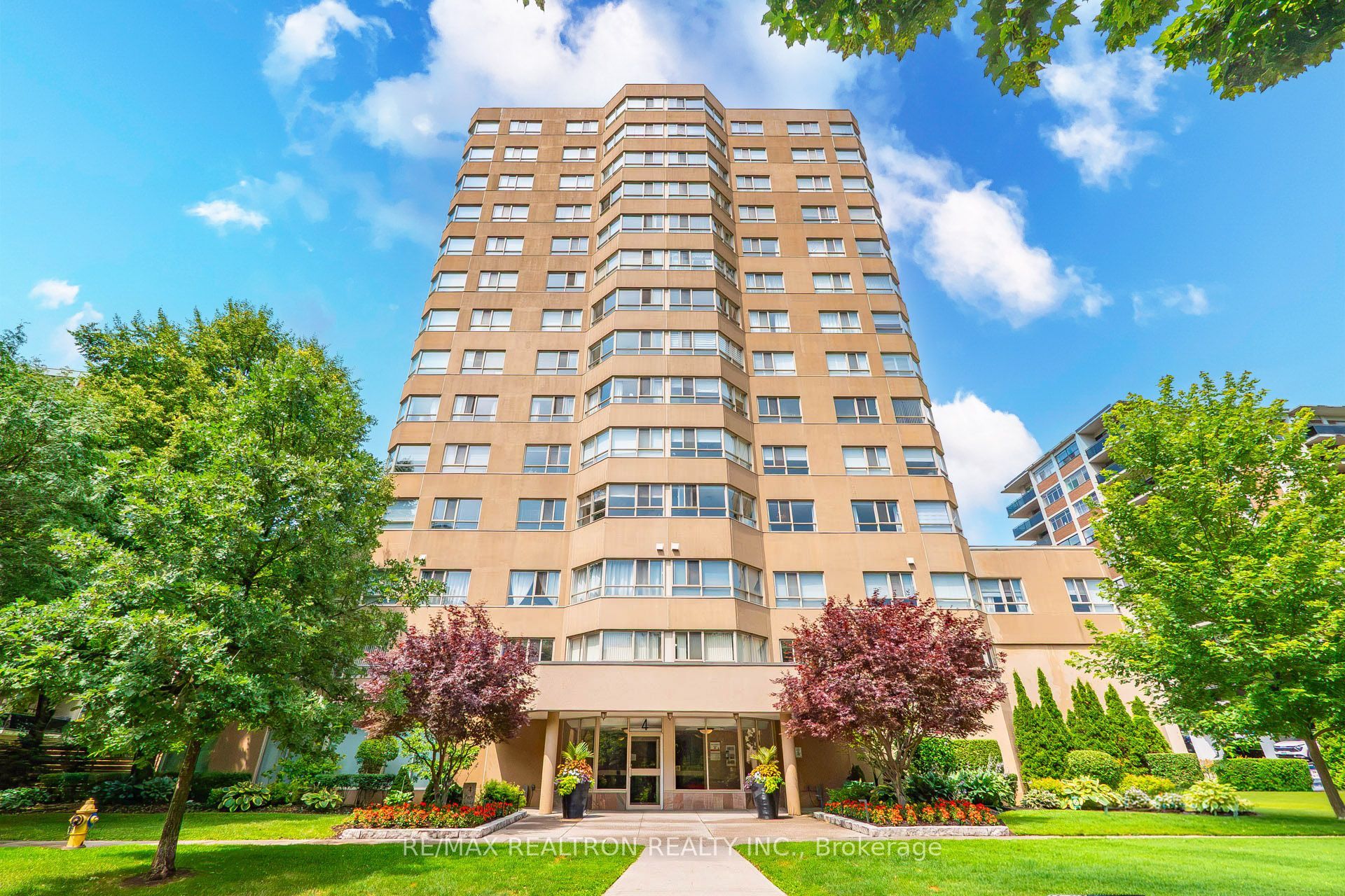 4 Park VISTA Crescent 604, Toronto, ON M4B 3M8