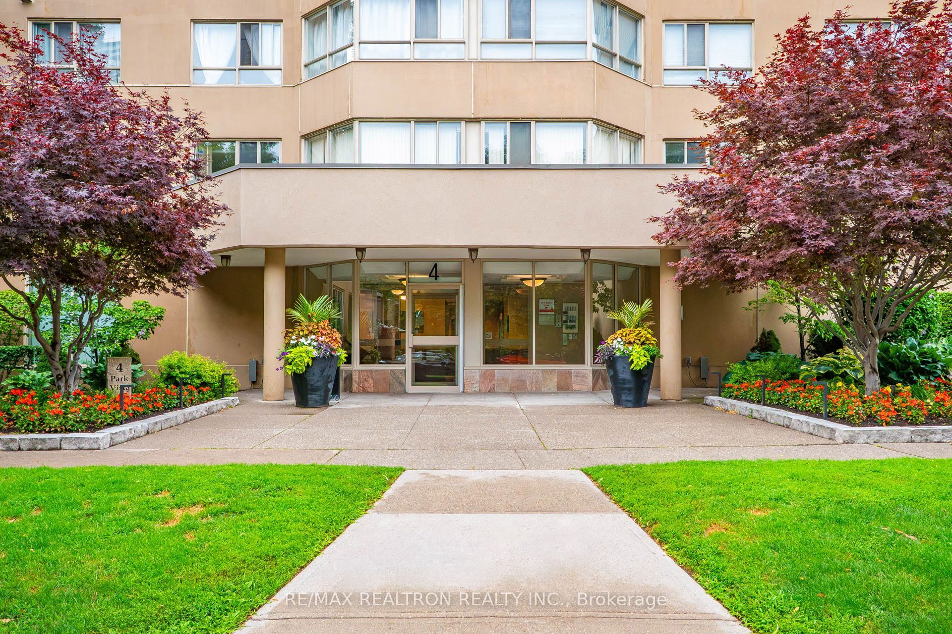 4 Park VISTA Crescent 604, Toronto, ON M4B 3M8 photo 2