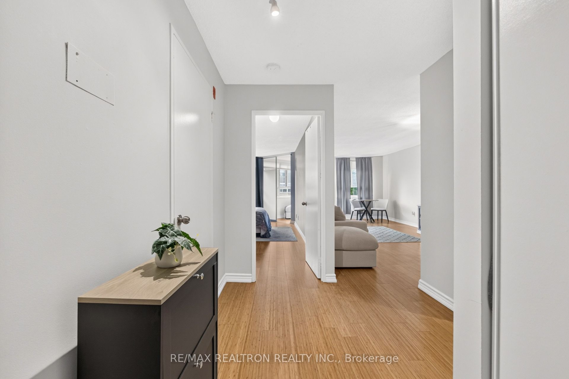 4 Park VISTA Crescent 604, Toronto, ON M4B 3M8 photo 4