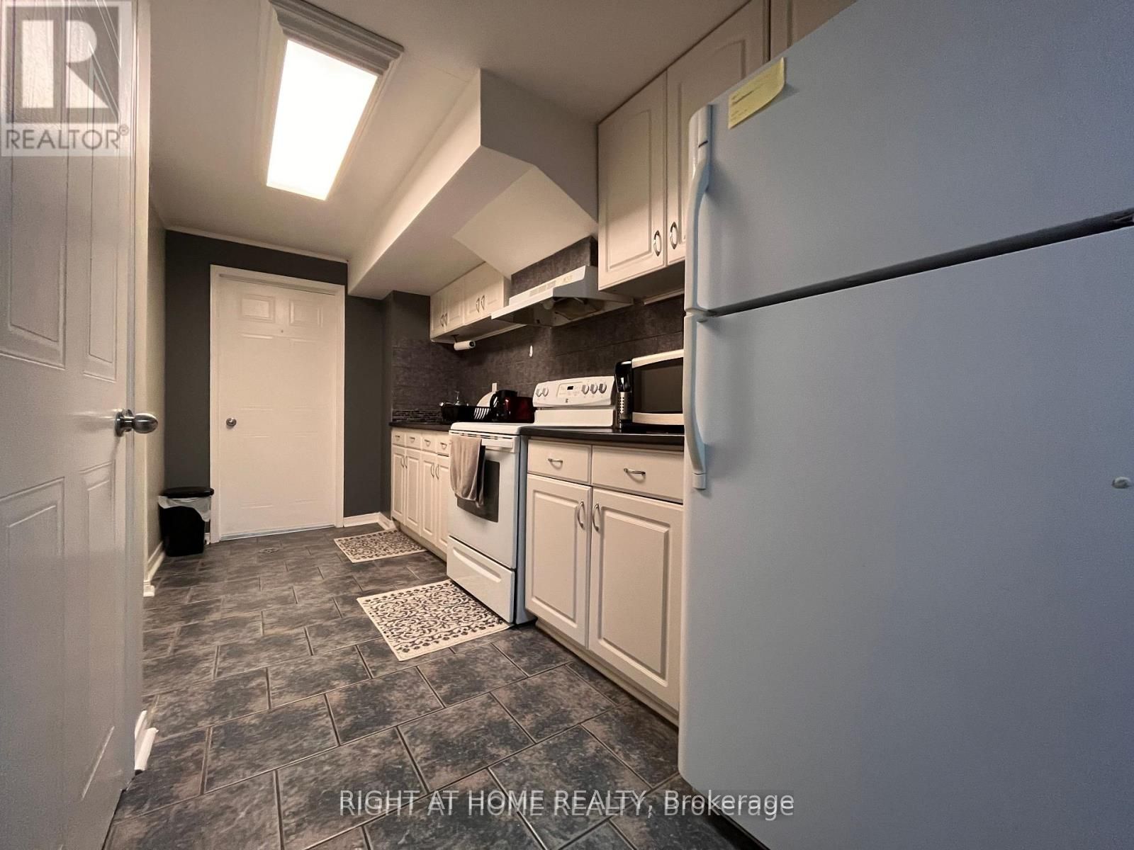 70 Fairmeadow Place Lower, Whitby, ON L1N 8W3 photo 3