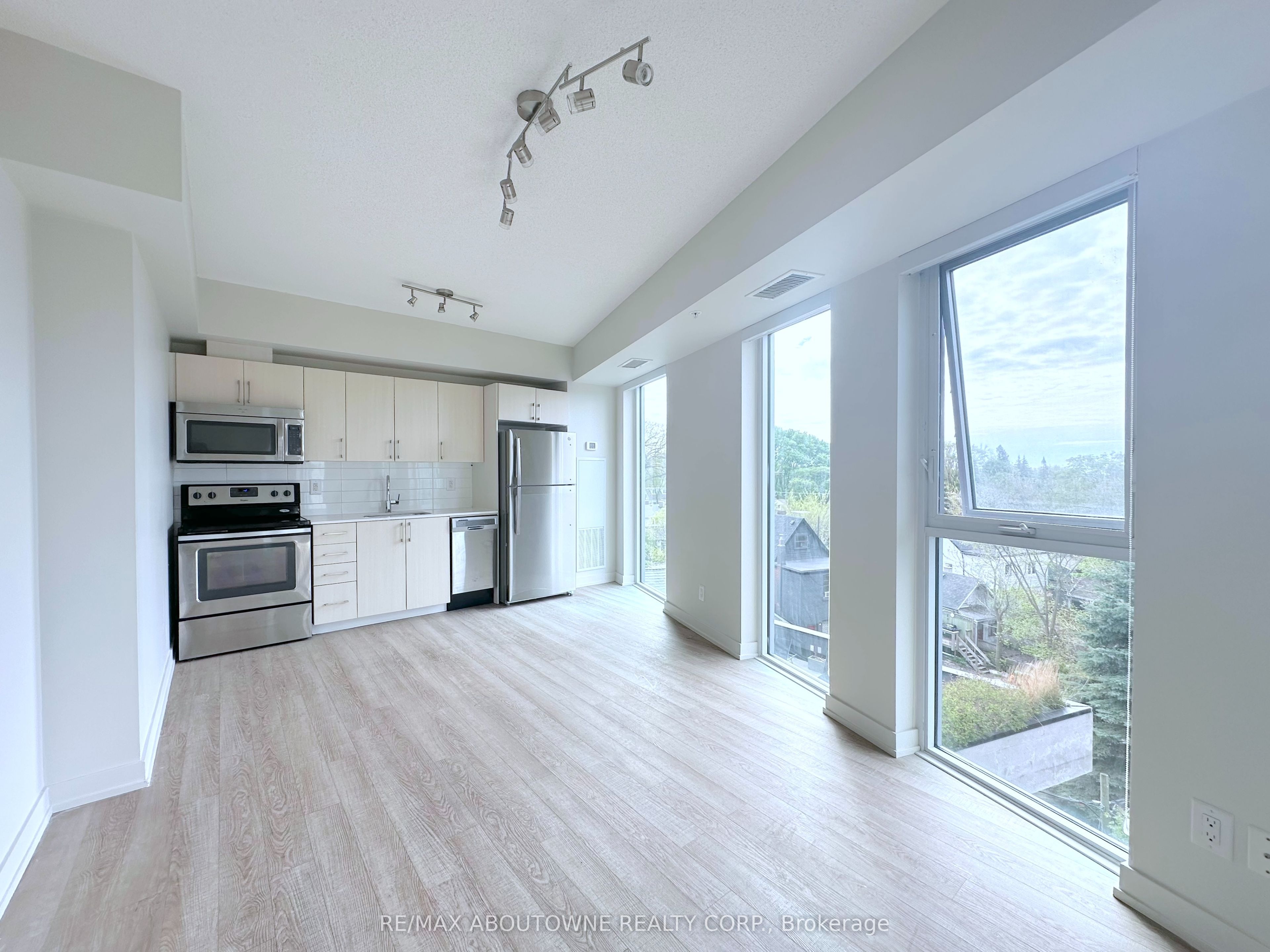 763 Woodbine Avenue 613, Toronto, ON M4E 2J4 photo 2