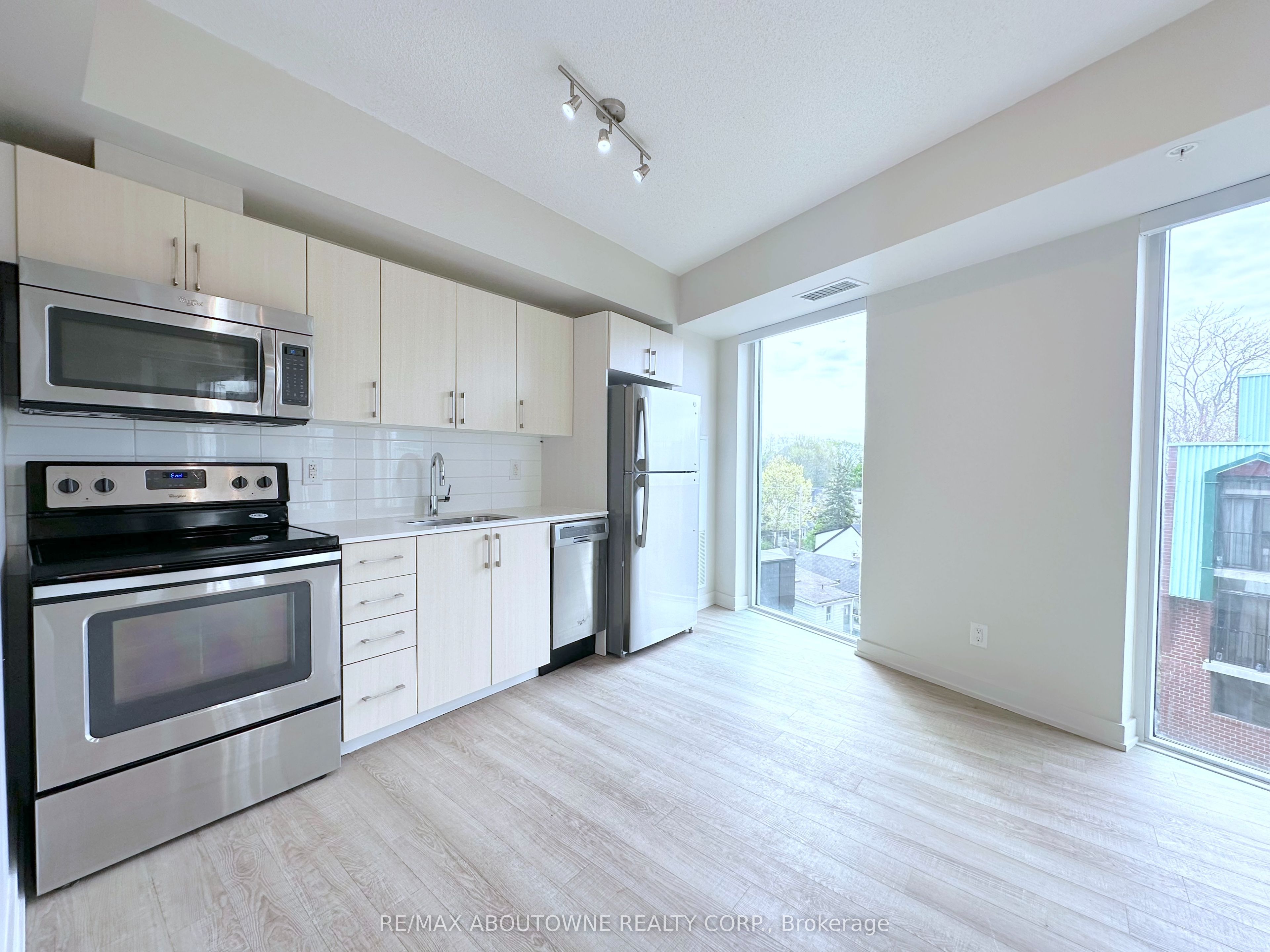 763 Woodbine Avenue 613, Toronto, ON M4E 2J4 photo 3