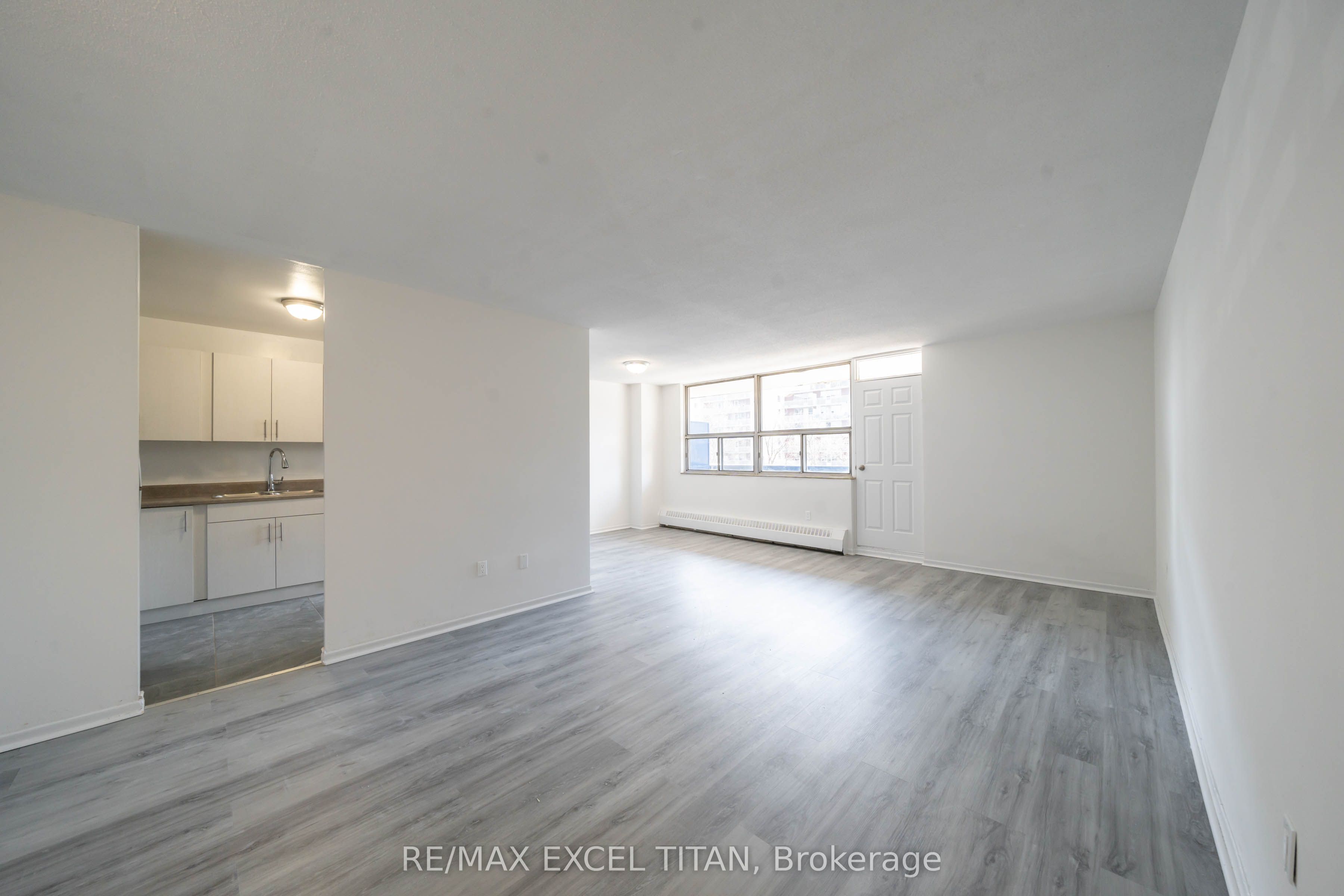 5 Glamorgan Avenue 301, Toronto, ON M1P 4P1 photo 3