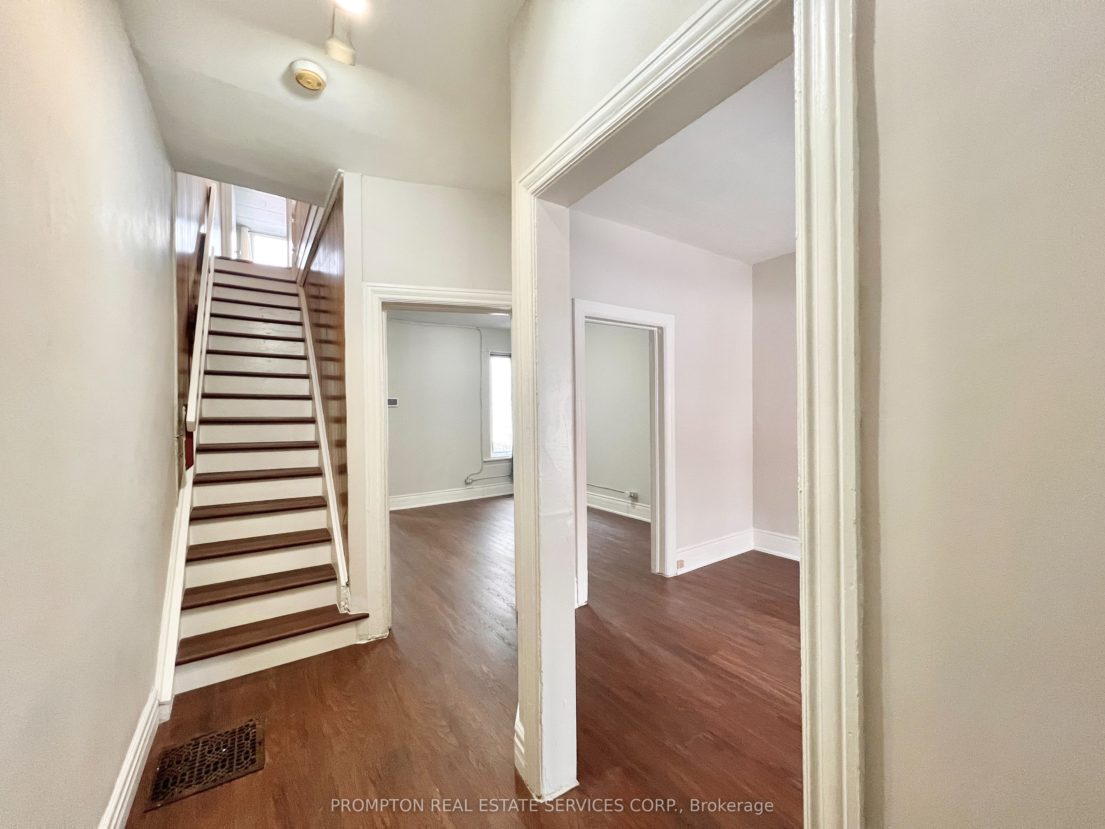 17 Winnifred Avenue, Toronto, ON M4M 2X2 photo 3