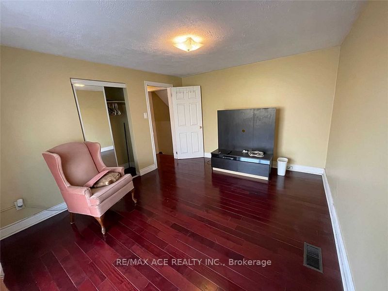 40 Cavehill Crescent Lower, Toronto, ON M1R 4P9 photo 2