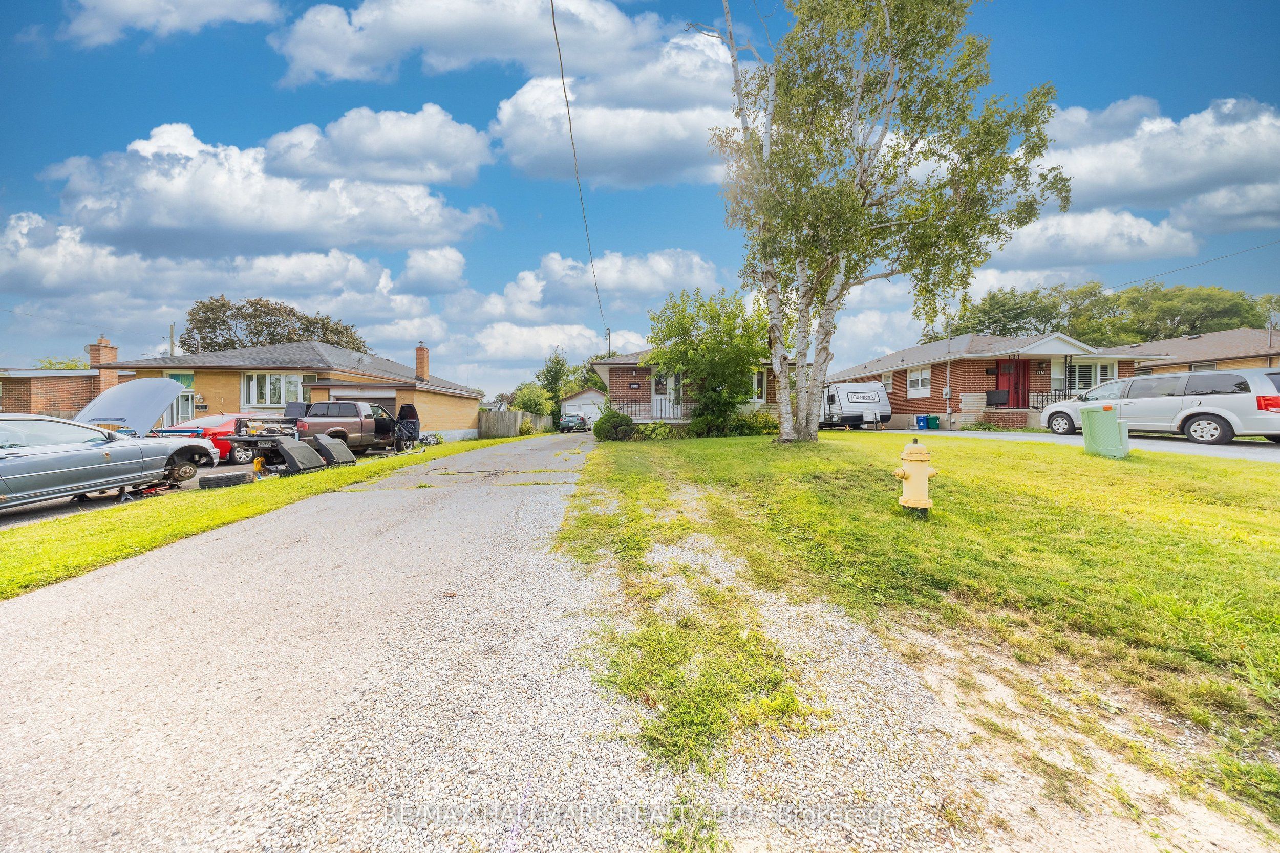 1118 Athol Street Main, Whitby, ON L1N 4A7 photo 2