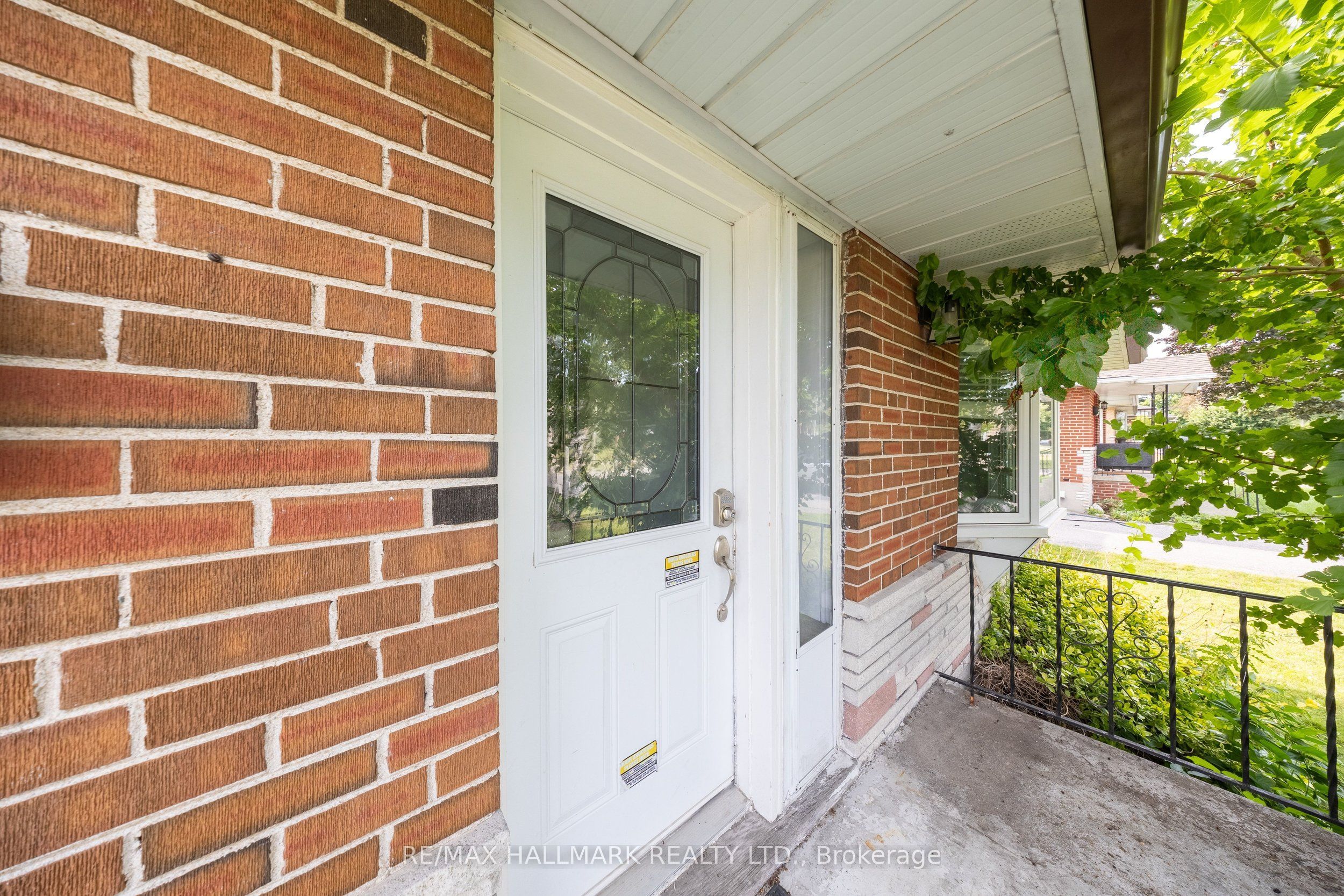1118 Athol Street Main, Whitby, ON L1N 4A7 photo 5