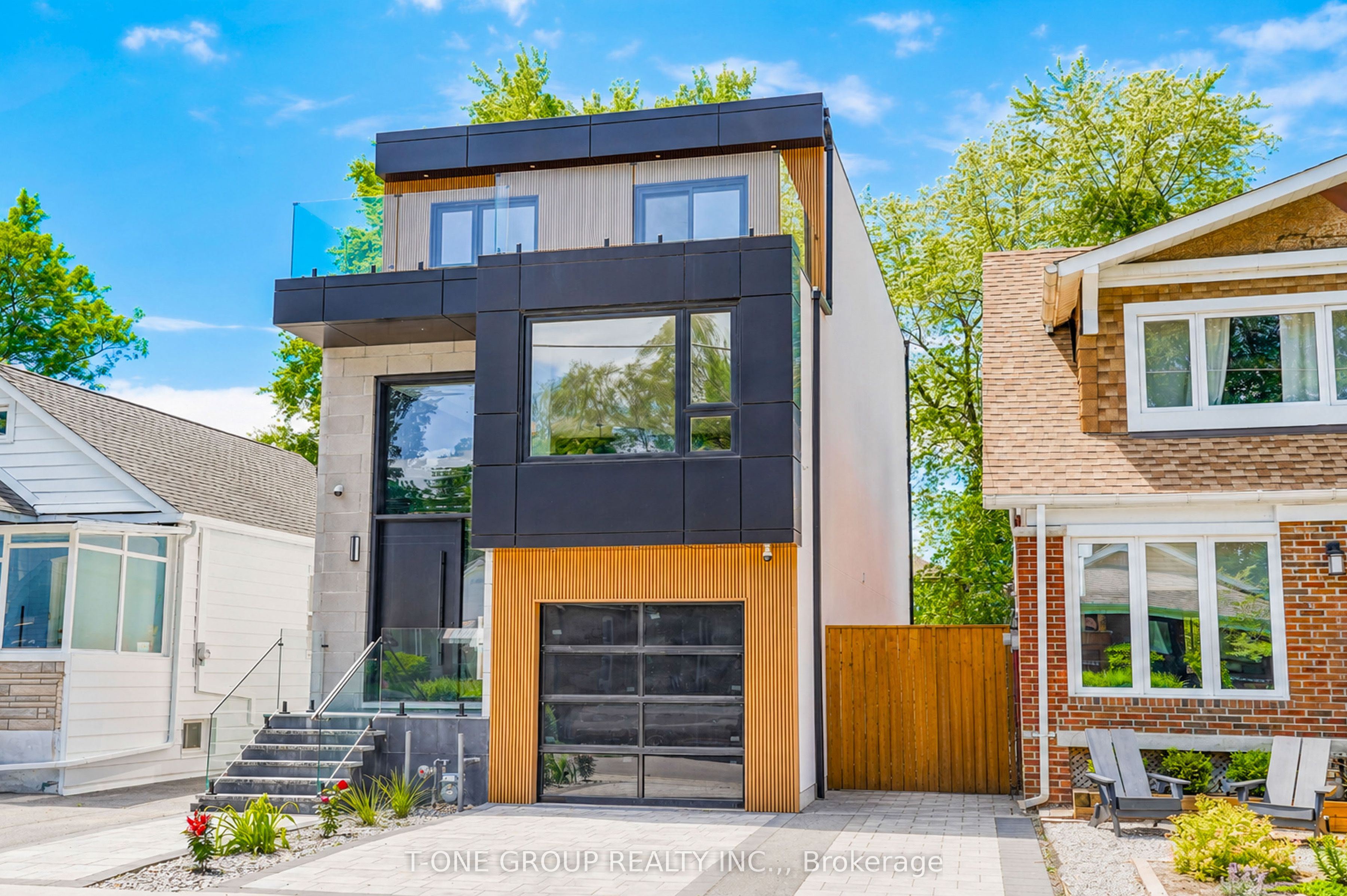 570 Main Street, Toronto, ON M4C 4Y4 photo 2