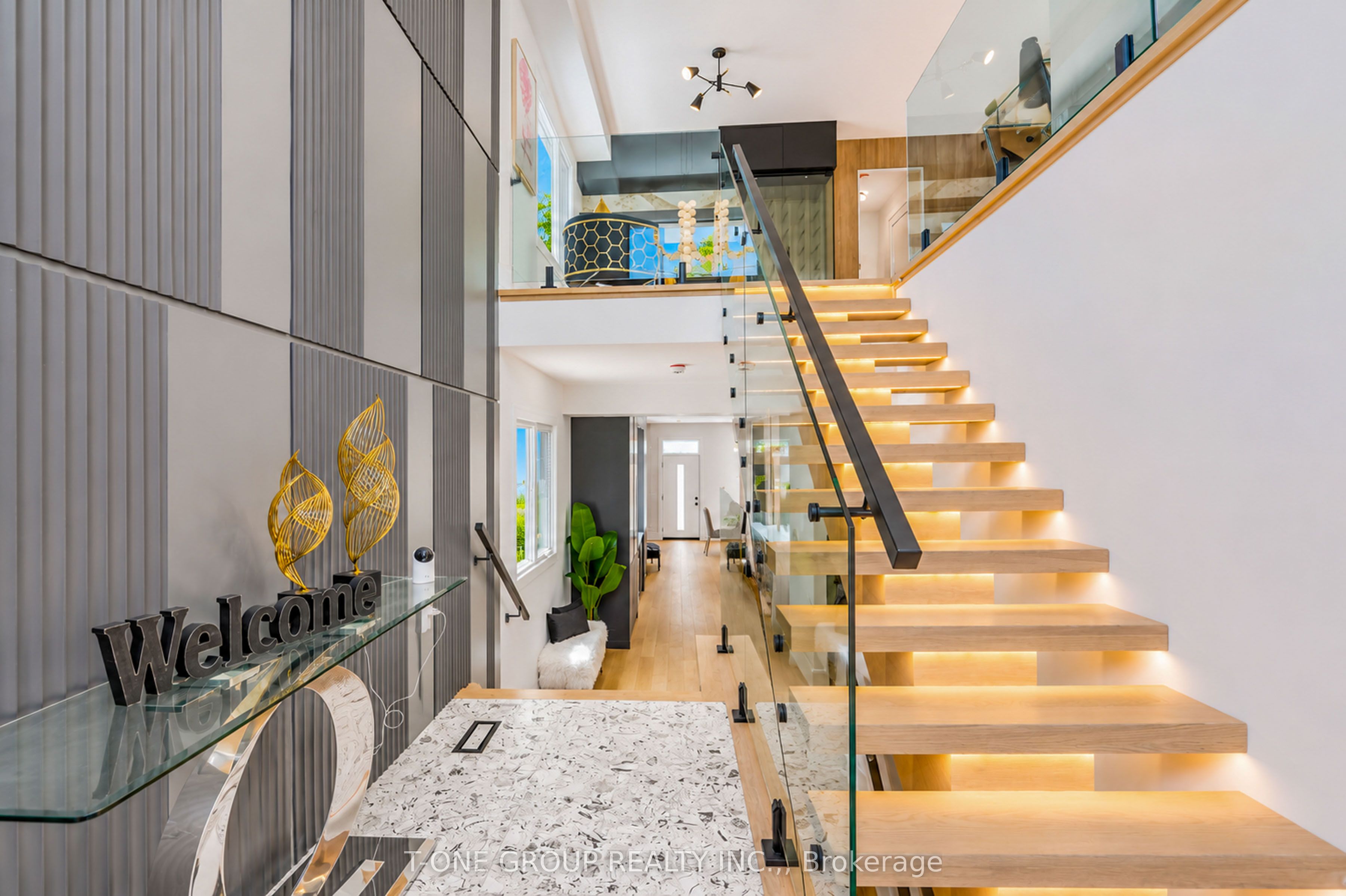 570 Main Street, Toronto, ON M4C 4Y4 photo 3