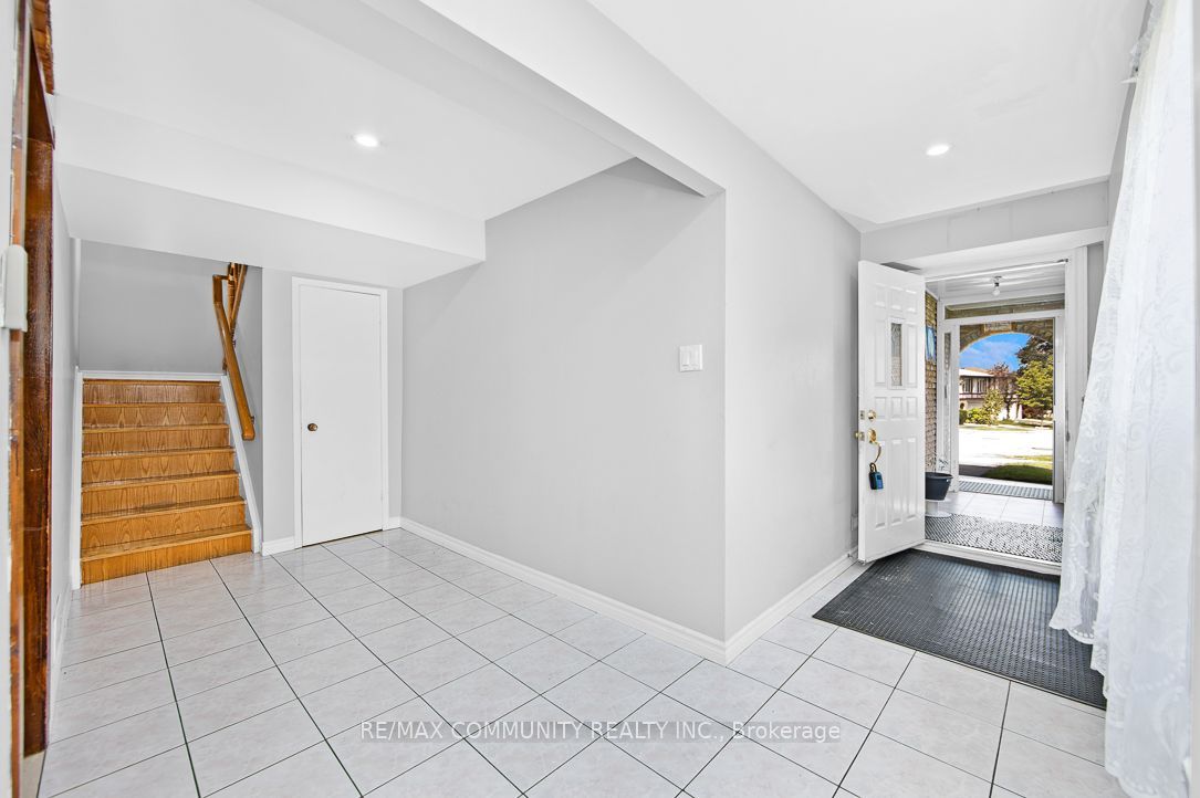 17 Tineta Crescent, Toronto, ON M1S 2Y5 photo 2