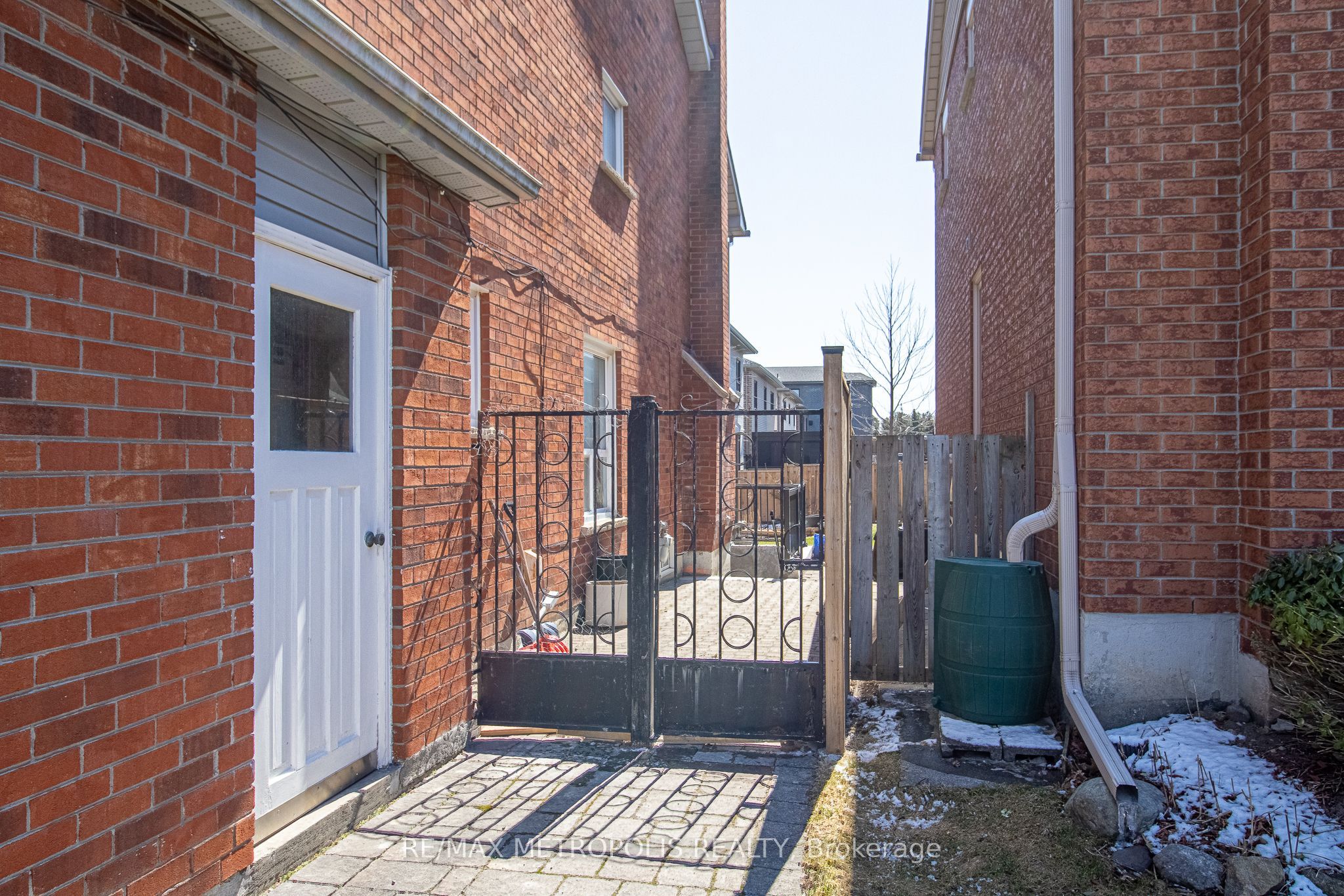 507 Charnwood Court Basement, Pickering, ON L1V 4Y1 photo 2