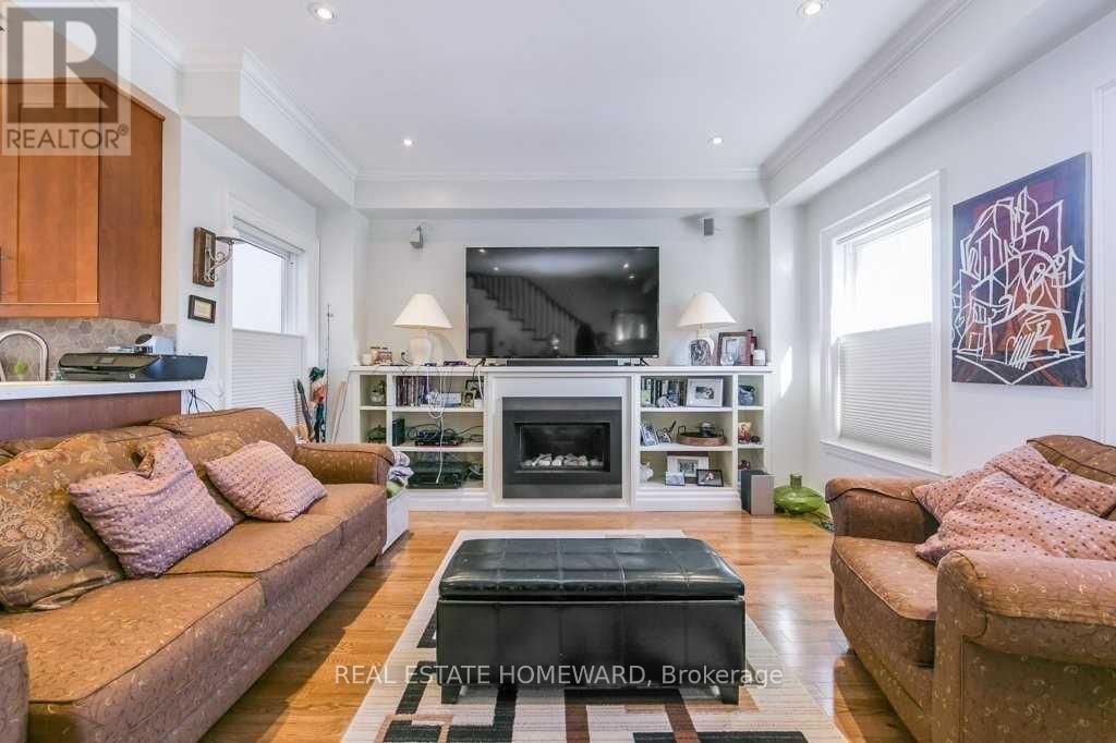 76 Redwood Avenue, Toronto, ON M4L 2S6 photo 2