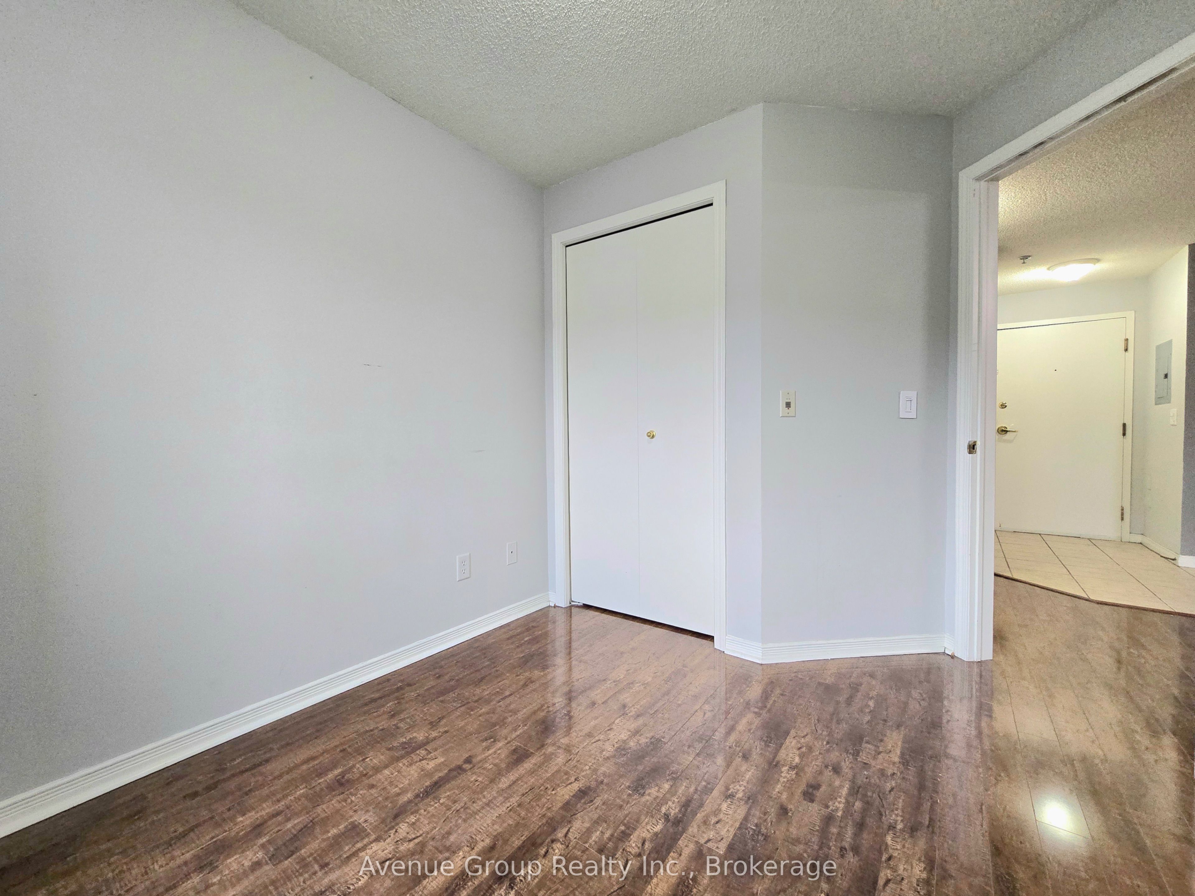 684 Warden Avenue 314 - Room 3, Toronto, ON M1L 4W4 photo 2