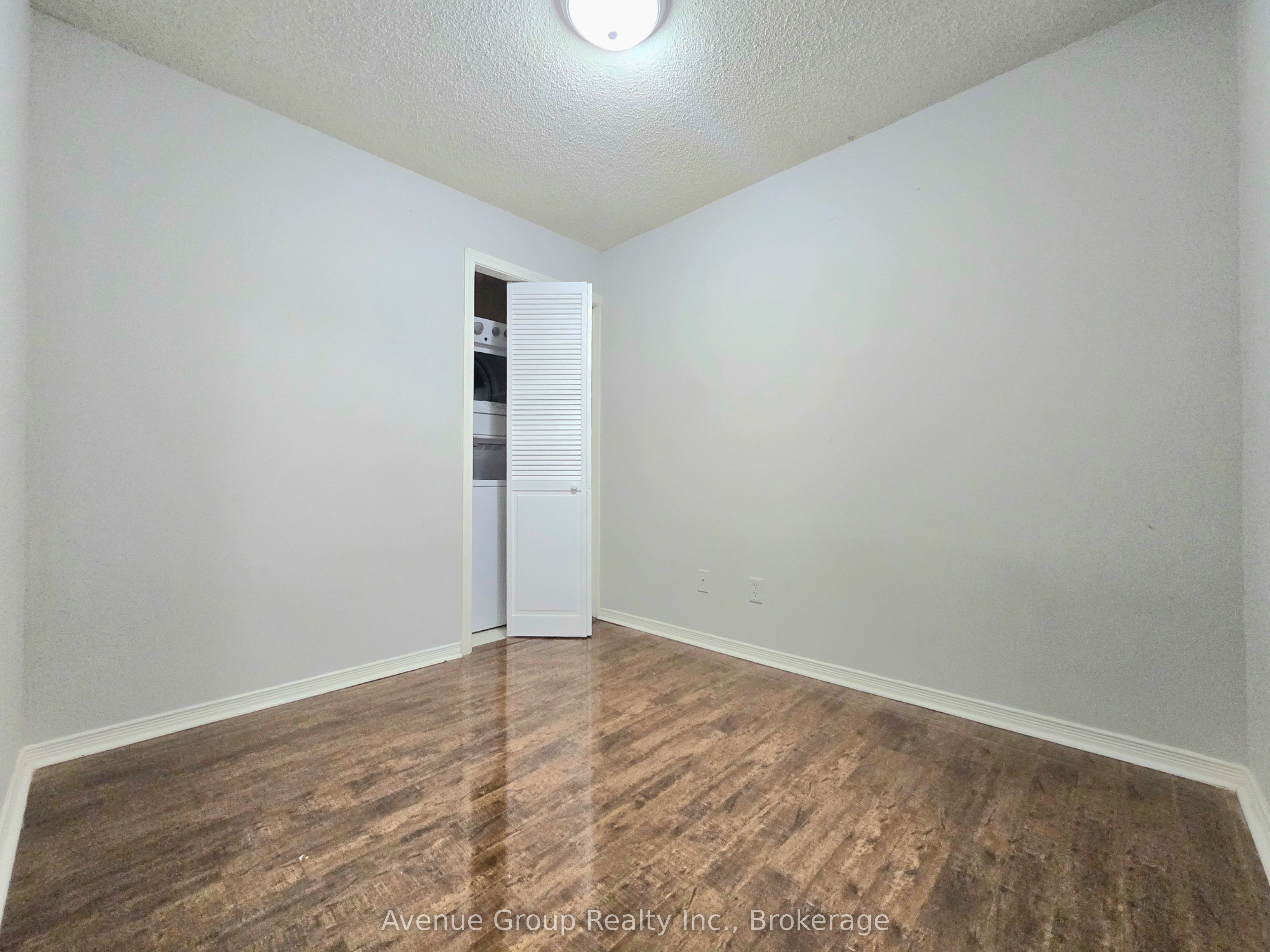 684 Warden Avenue 314 - Room 3, Toronto, ON M1L 4W4 photo 4
