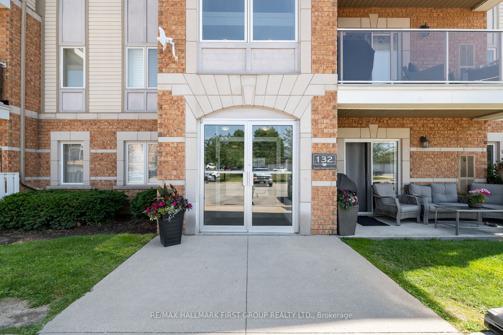132 Aspen Springs Drive 202, Clarington, ON L1C 0H1 photo 2