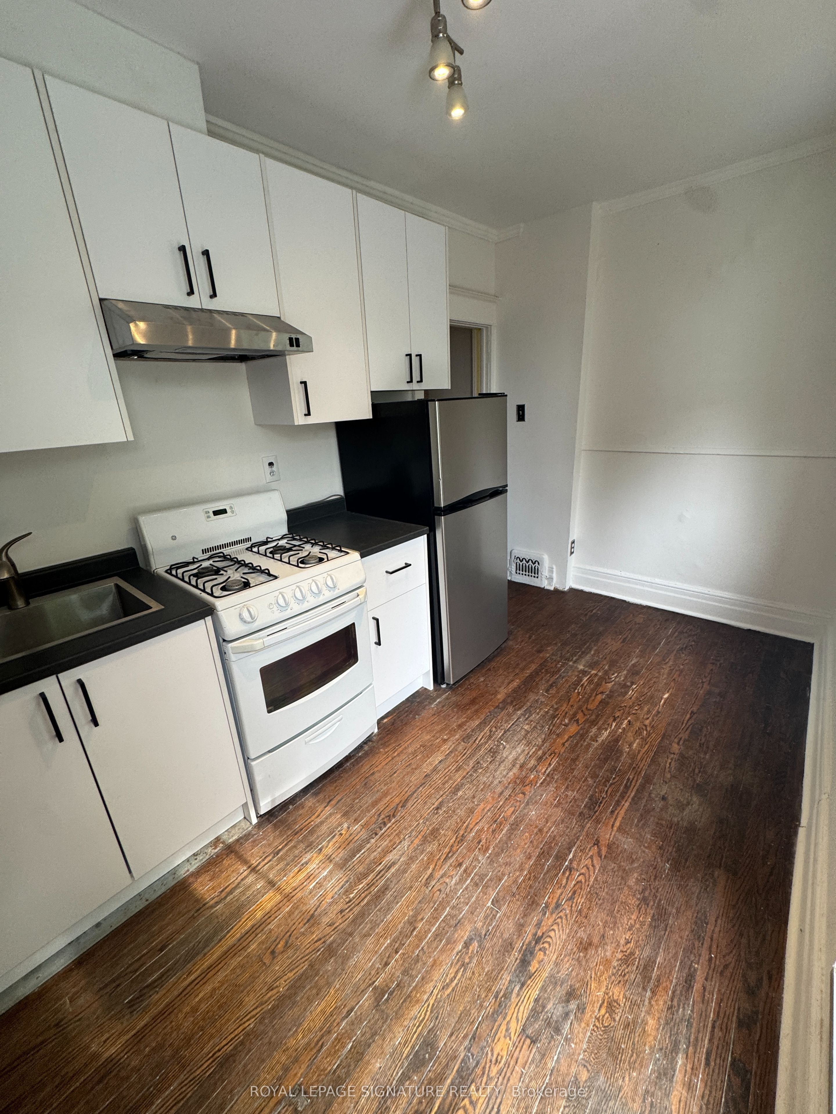 920 Woodbine Avenue, Toronto, ON M4C 4B7 photo 2