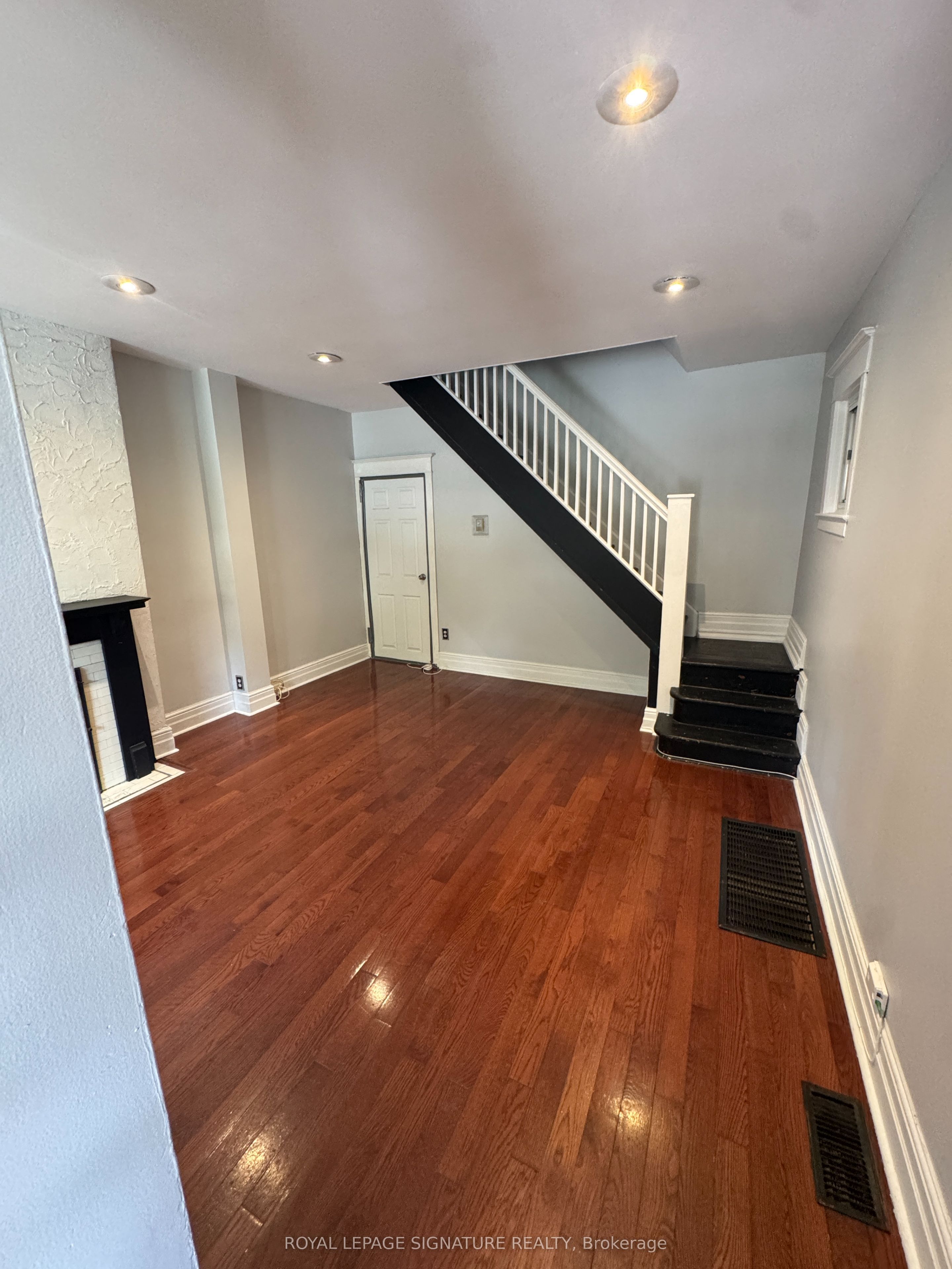 920 Woodbine Avenue, Toronto, ON M4C 4B7 photo 3