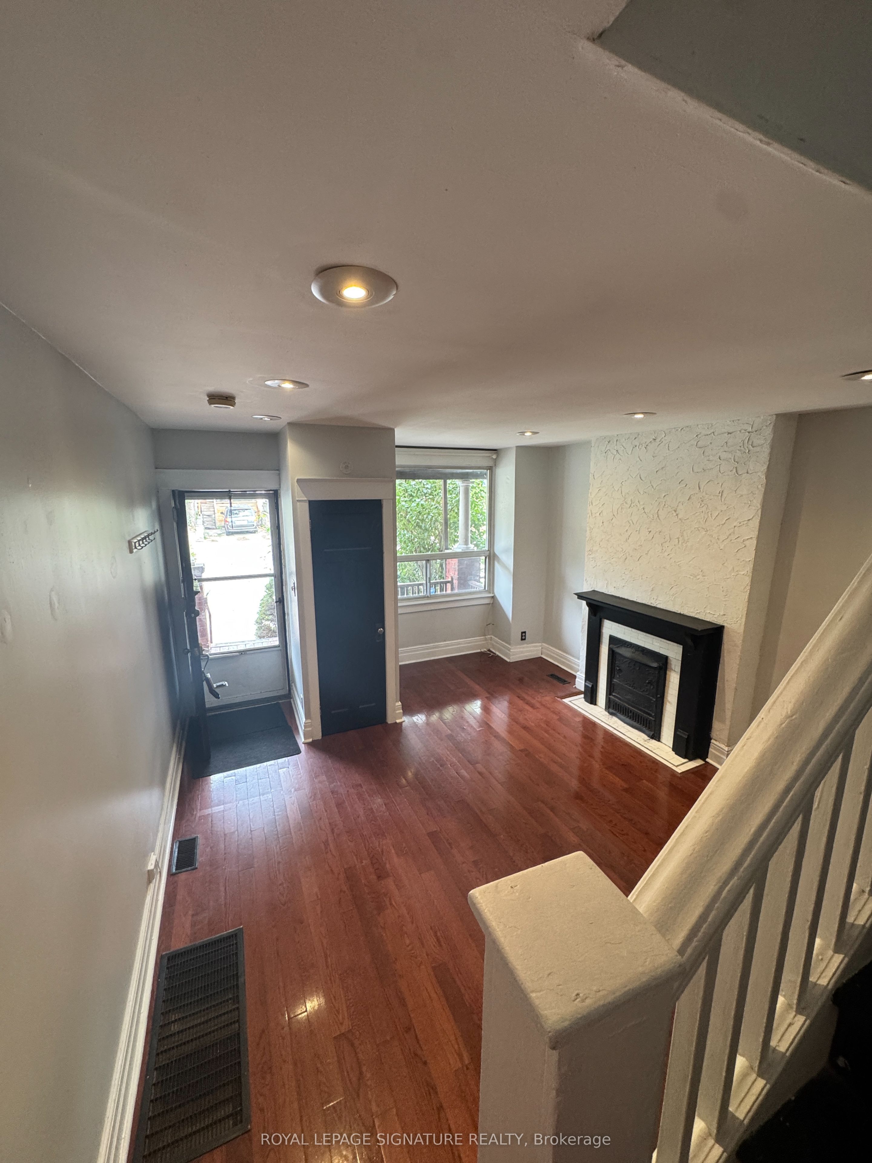 920 Woodbine Avenue, Toronto, ON M4C 4B7 photo 4