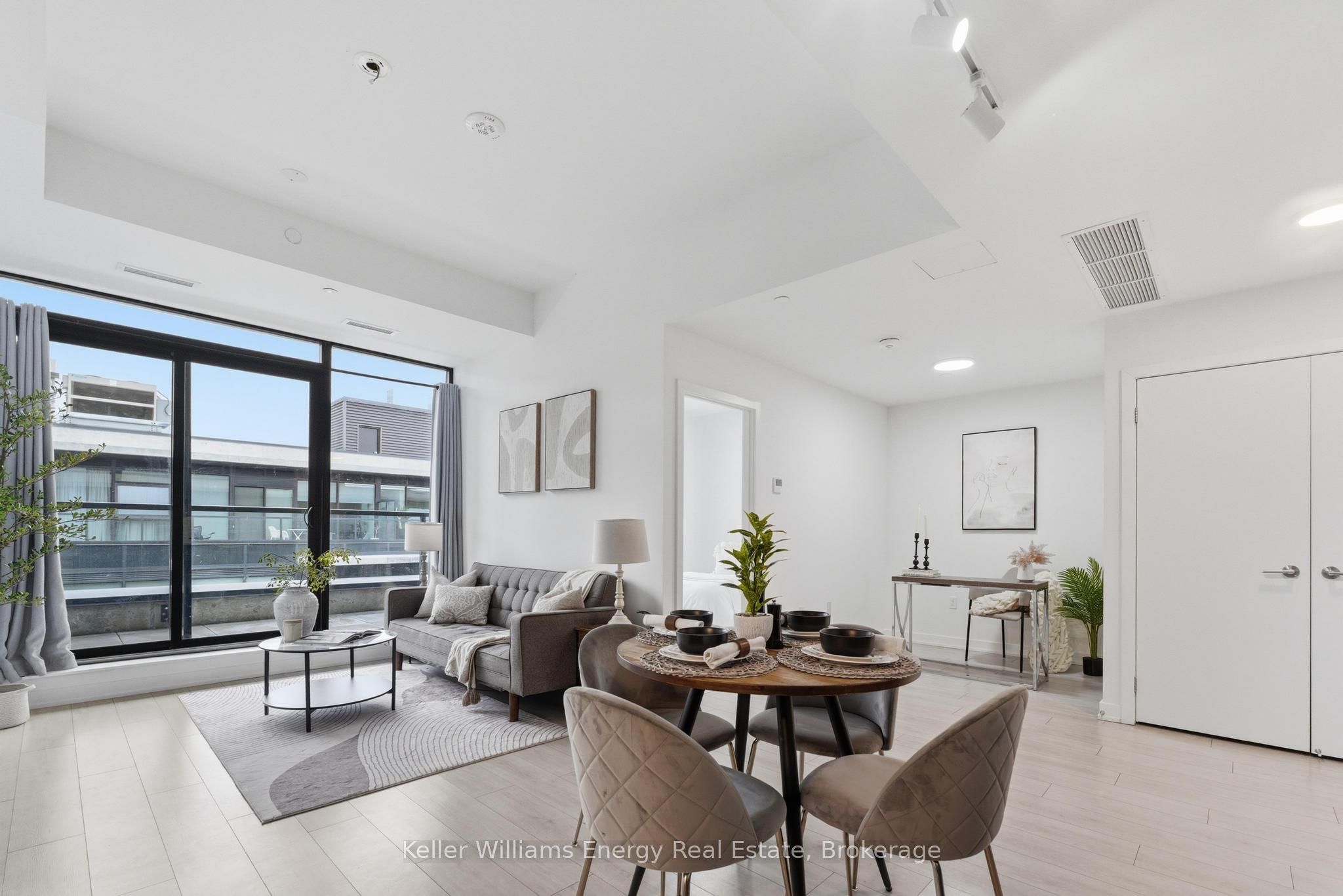 1614 Charles Street 522, Whitby, ON L1N 0P4
