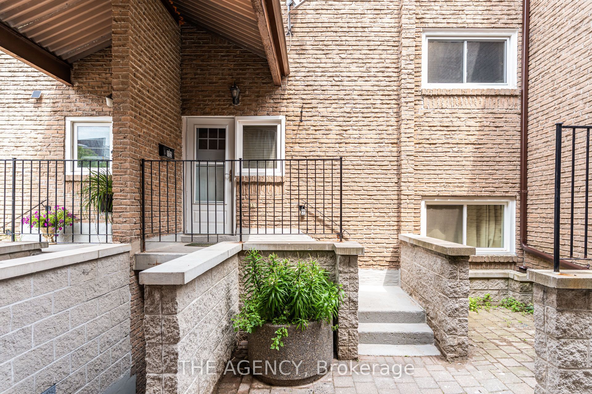 50 Scarborough Golf Club Road 122, Toronto, ON M1M 3T5