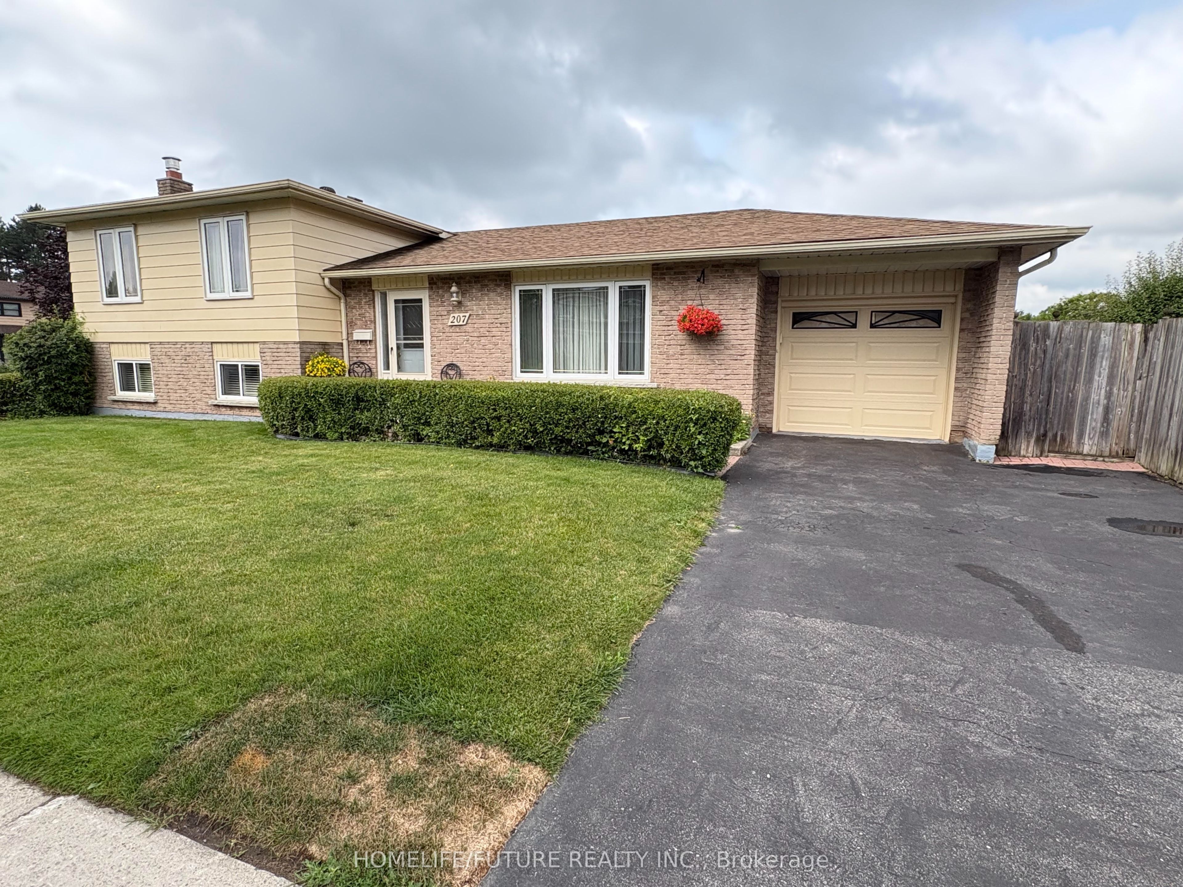 207 Michael Boulevard, Whitby, ON L1N 6B5