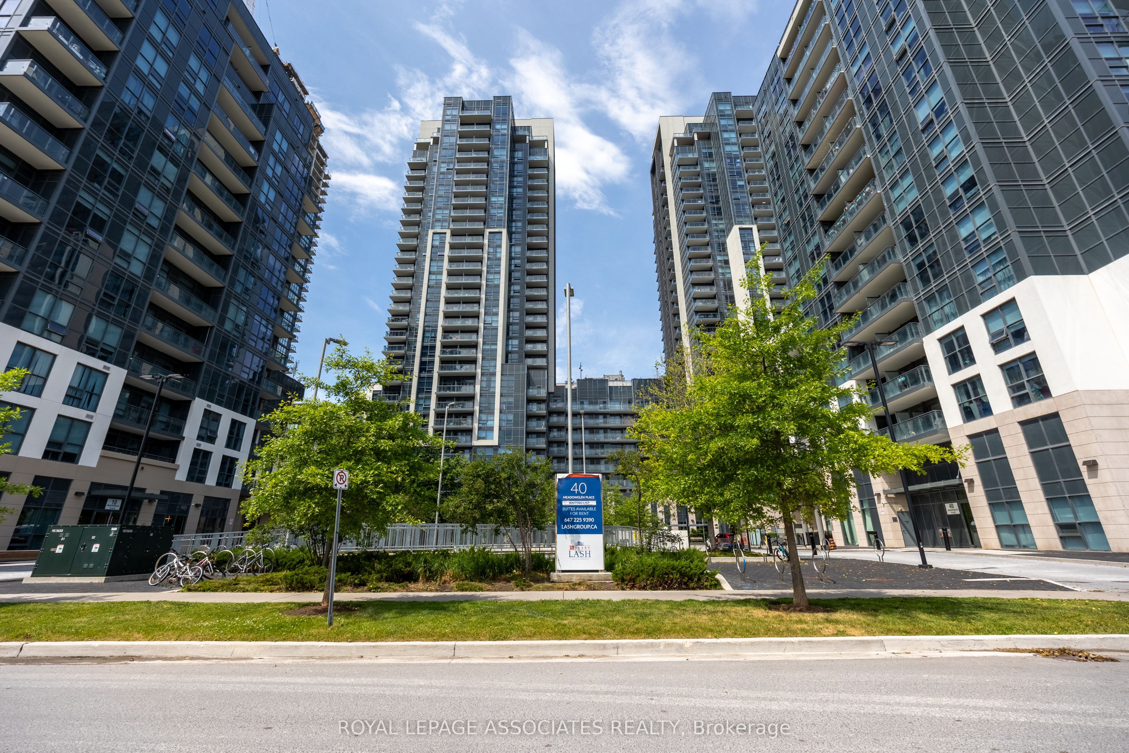 20 Meadowglen Place 327, Toronto, ON M1G 0A9